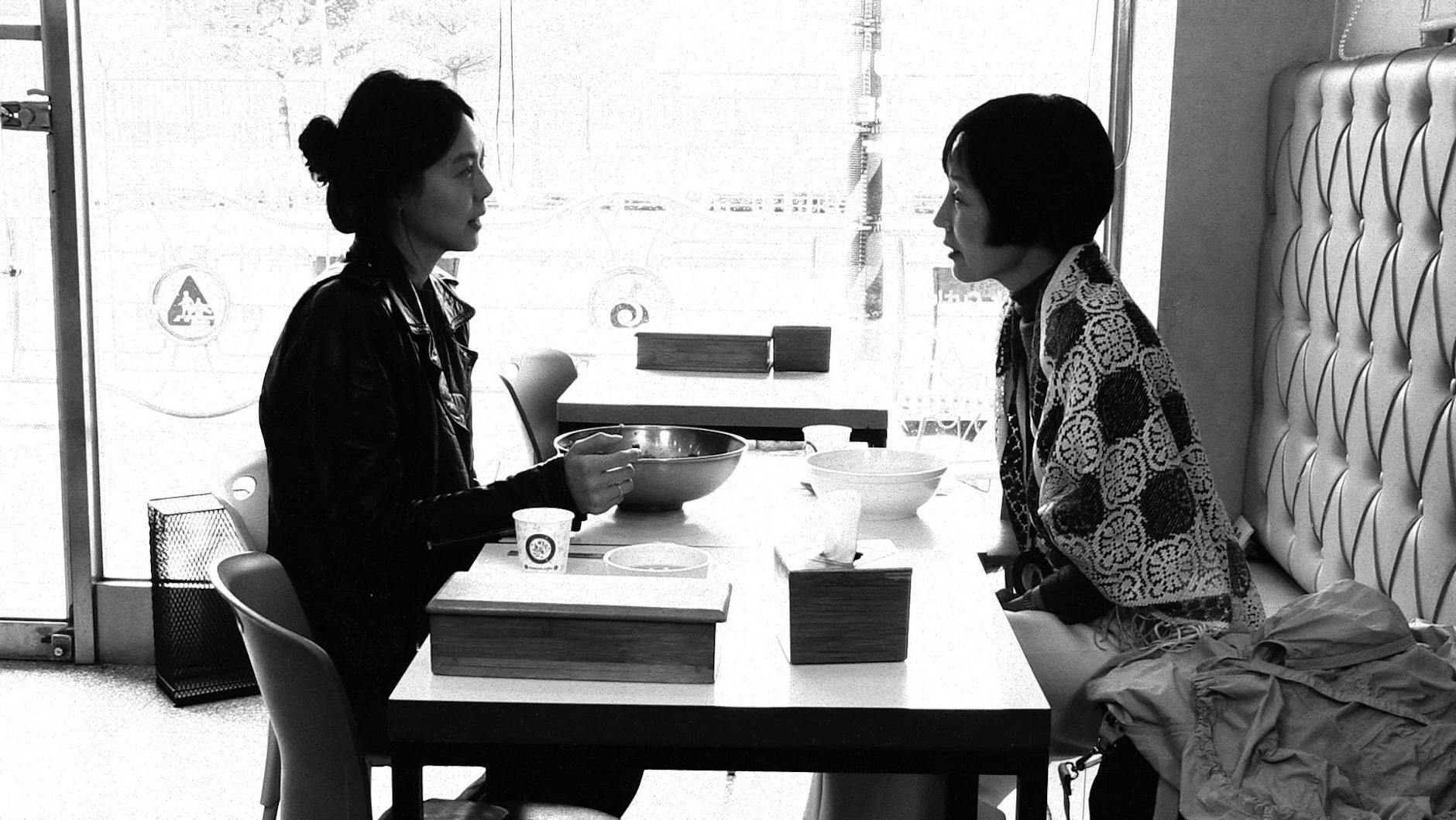 Kil-soo (Kim Min-hee, l.) und Jun-hee (Lee Hye-young) beim Reden im Imbiss in dem Film „So-seol-ga-ui Yeong-hwa (The Novelist’s Film)“ von Hong Sang-soo