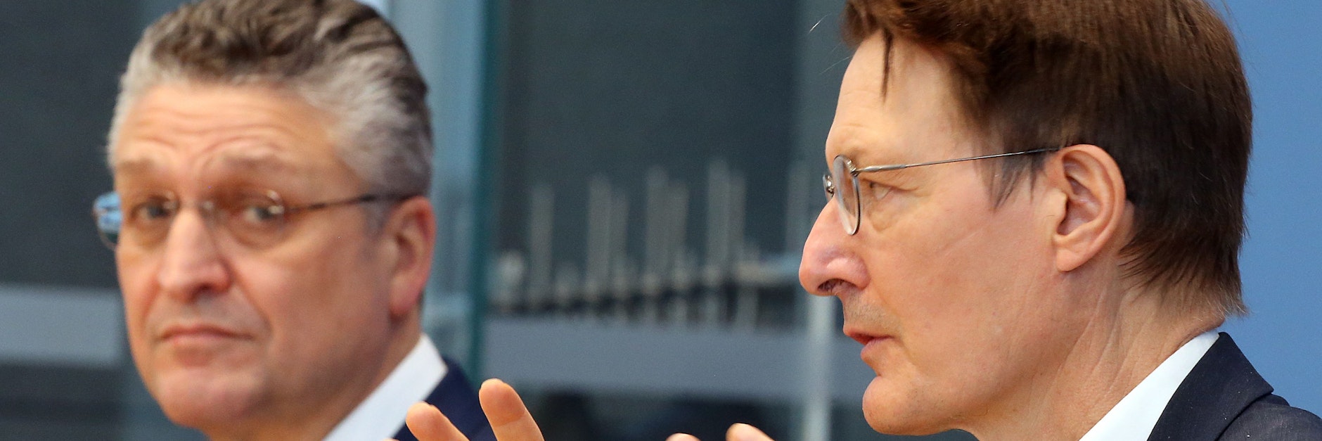 Bundesgesundheitsminister Karl Lauterbach (SPD) mit  Lothar Wieler (l.), Präsident des Robert Koch-Instituts