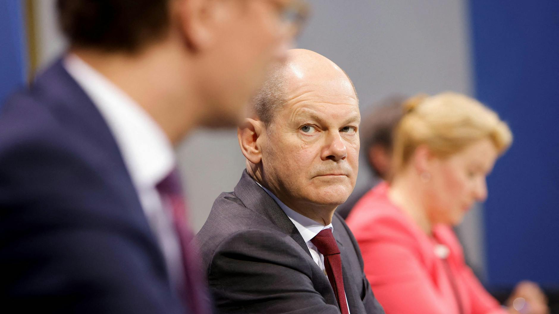 Kanzler Olaf Scholz (SPD) sitzt zwischen NRW-Ministerpräsident Hendrik Wüst (CDU) und Berlins Regierender Bürgermeisterin Franziska Giffey (SPD).