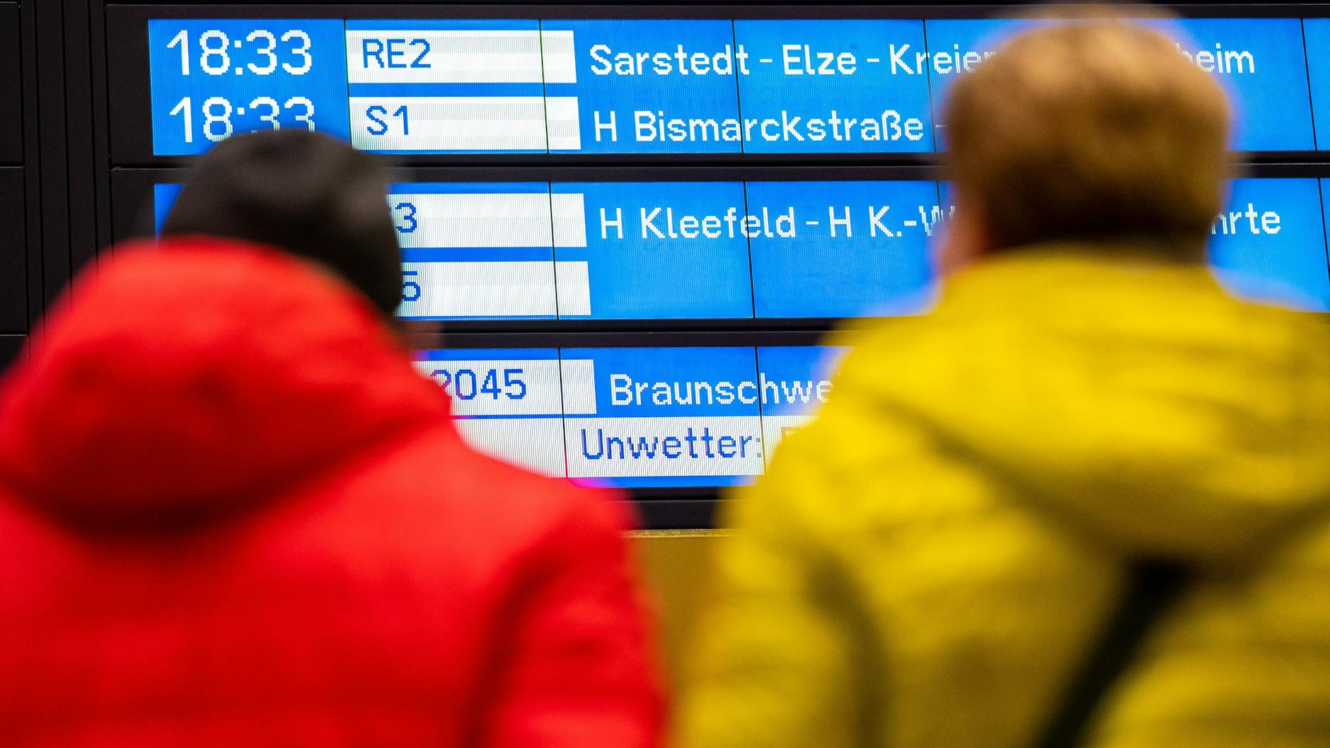 Fahrgäste können ihre Reise aufgrund der aktuellen Sturmwarnung kostenfrei stornieren (Symbolbild).