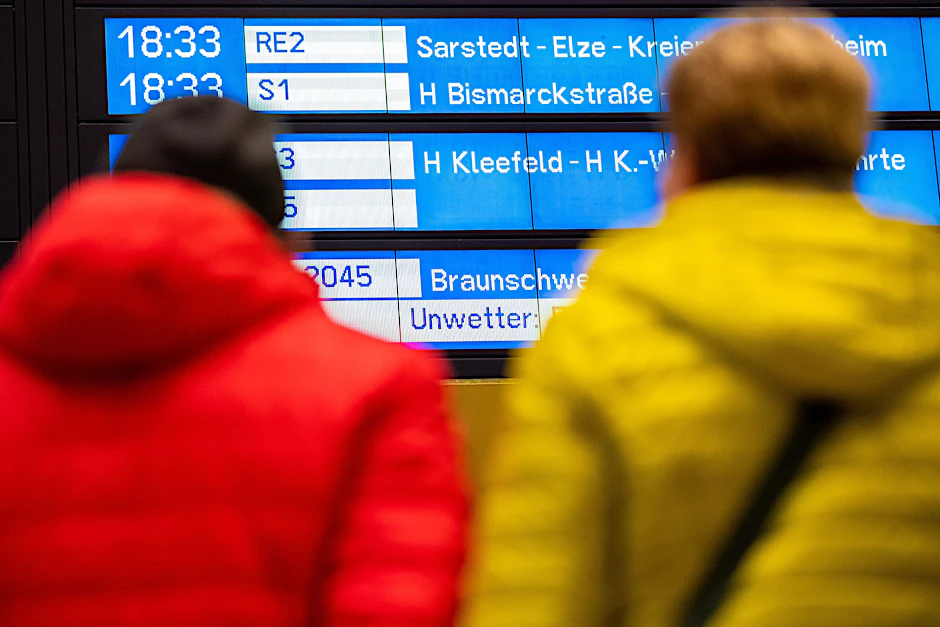Fahrgäste können ihre Reise aufgrund der aktuellen Sturmwarnung kostenfrei stornieren (Symbolbild).