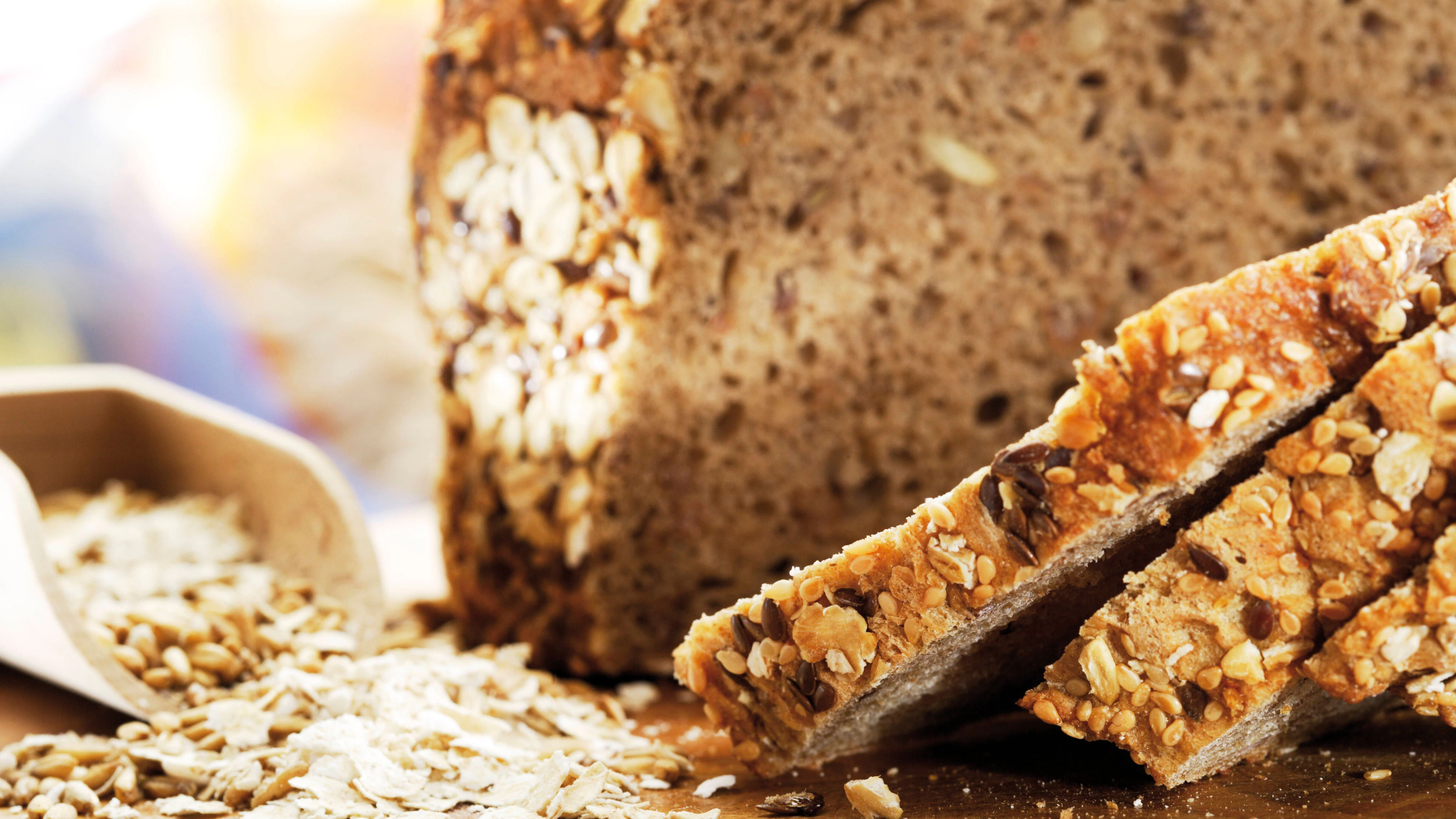 Brot ohne Mehl, aber mit Haferflocken ist gesund, lecker und hält lange satt.