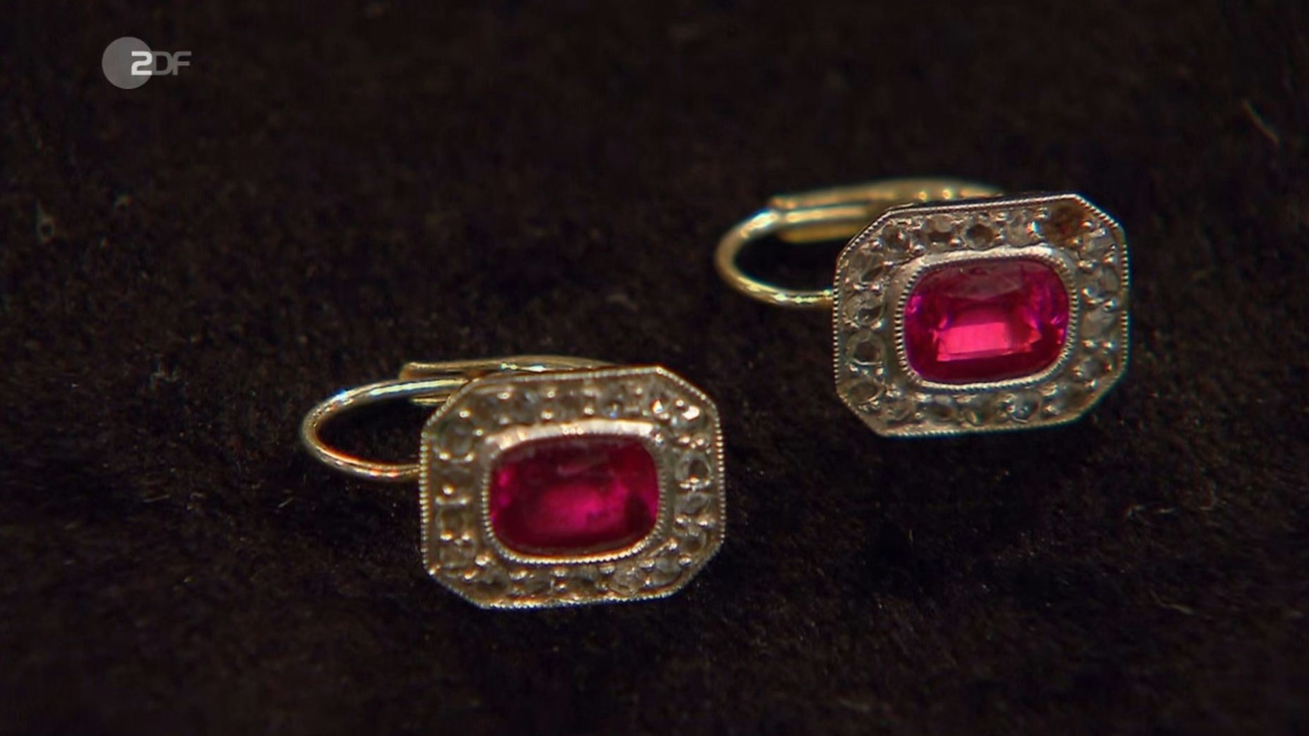 Ob die Rubine in den Ohrringen bei „Bares für Rares“ wirklich echt sind, bezweifelt die Expertin.