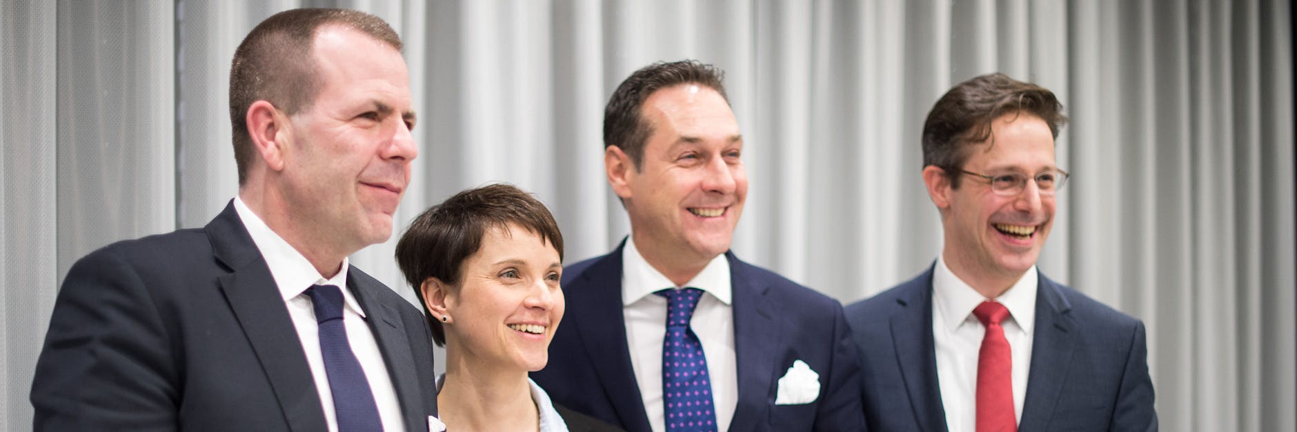 Marcus Pretzell (r.) vor dem ominösen Kongress in Düsseldorf, der die AfD jetzt teuer kommt. Er strahlte mit der damaligen AfD-Chefin Frauke Petry (die er später heiratete) und den FPÖ-Politikern Harald Vilimsky (l.) und Heinz-Christian Strache um die Wette. Bis auf Vilimsky sind heute alle politisch bedeutungslos.