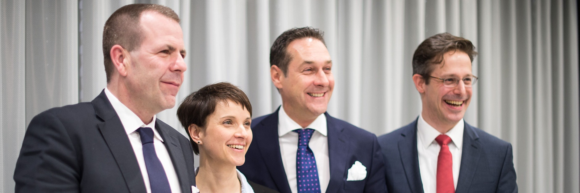 Marcus Pretzell (r.) vor dem ominösen Kongress in Düsseldorf, der die AfD jetzt teuer kommt. Er strahlte mit der damaligen AfD-Chefin Frauke Petry (die er später heiratete) und den FPÖ-Politikern Harald Vilimsky (l.) und Heinz-Christian Strache um die Wette. Bis auf Vilimsky sind heute alle politisch bedeutungslos.
