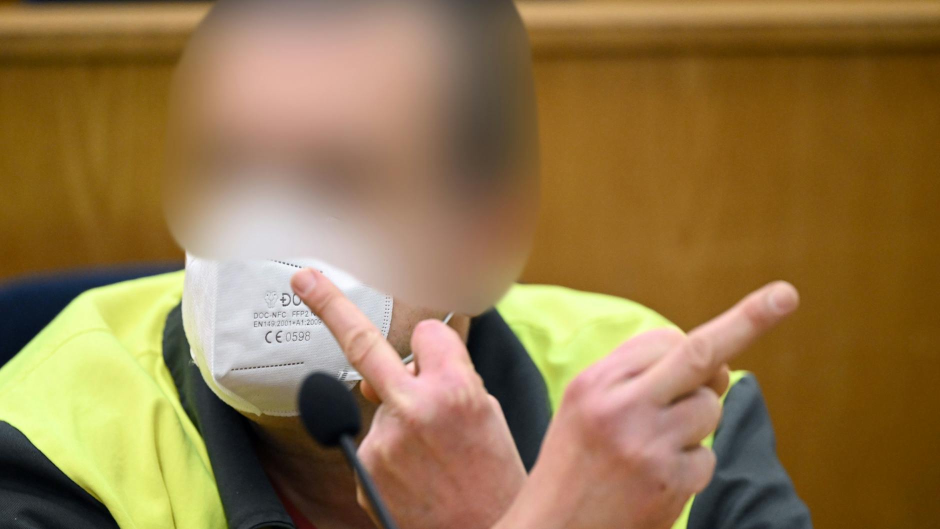 Alexander M. streckte Fotografen und Kameraleuten beide Mittelfinger entgegen.