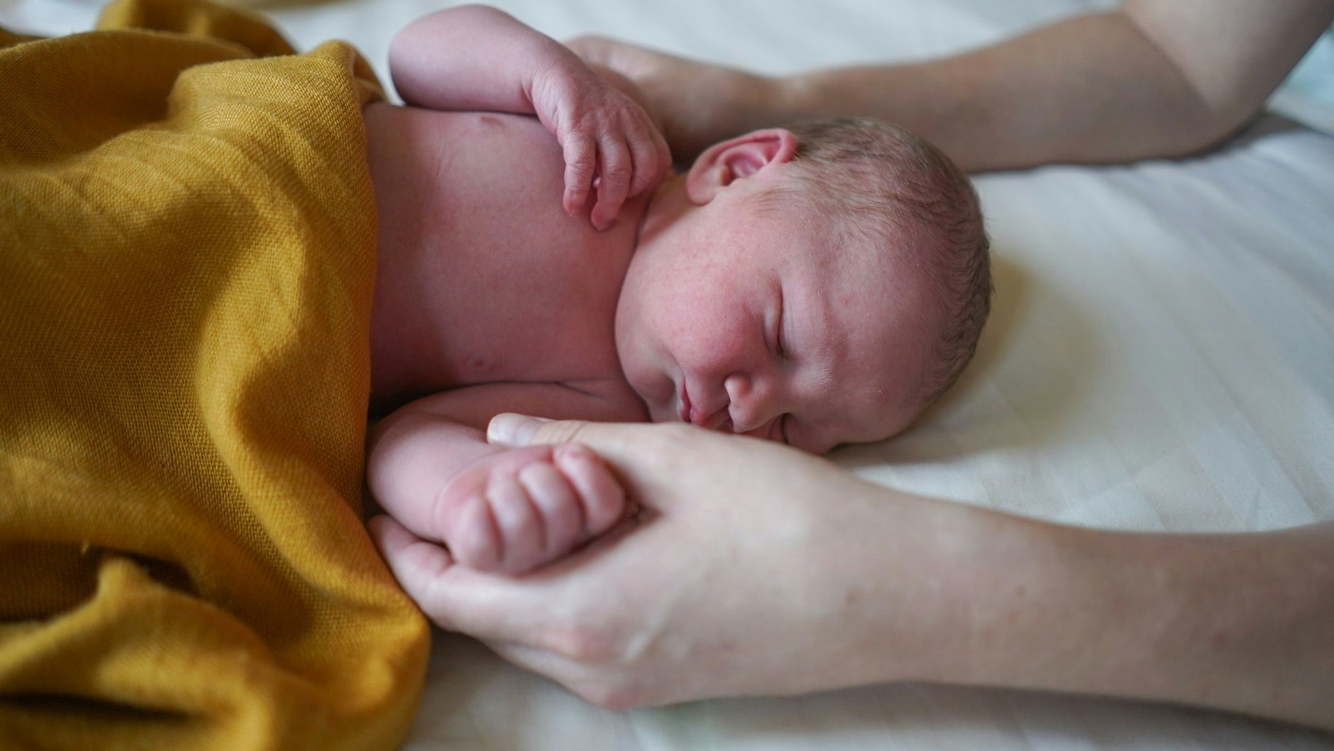 Kinder kommen ohne GPS-Tracker auf die Welt, lassen sich aber leicht nachrüsten. Früh genug an die Überwachungserlaubnis denken!