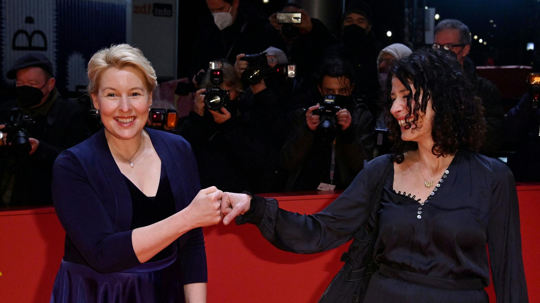 Berlins Regierende Bürgermeisterin Franziska Giffey (SPD) und Verkehrssenatorin Bettina Jarasch (Grüne, re.) begrüßen sich auf dem roten Berlinale-Teppich.