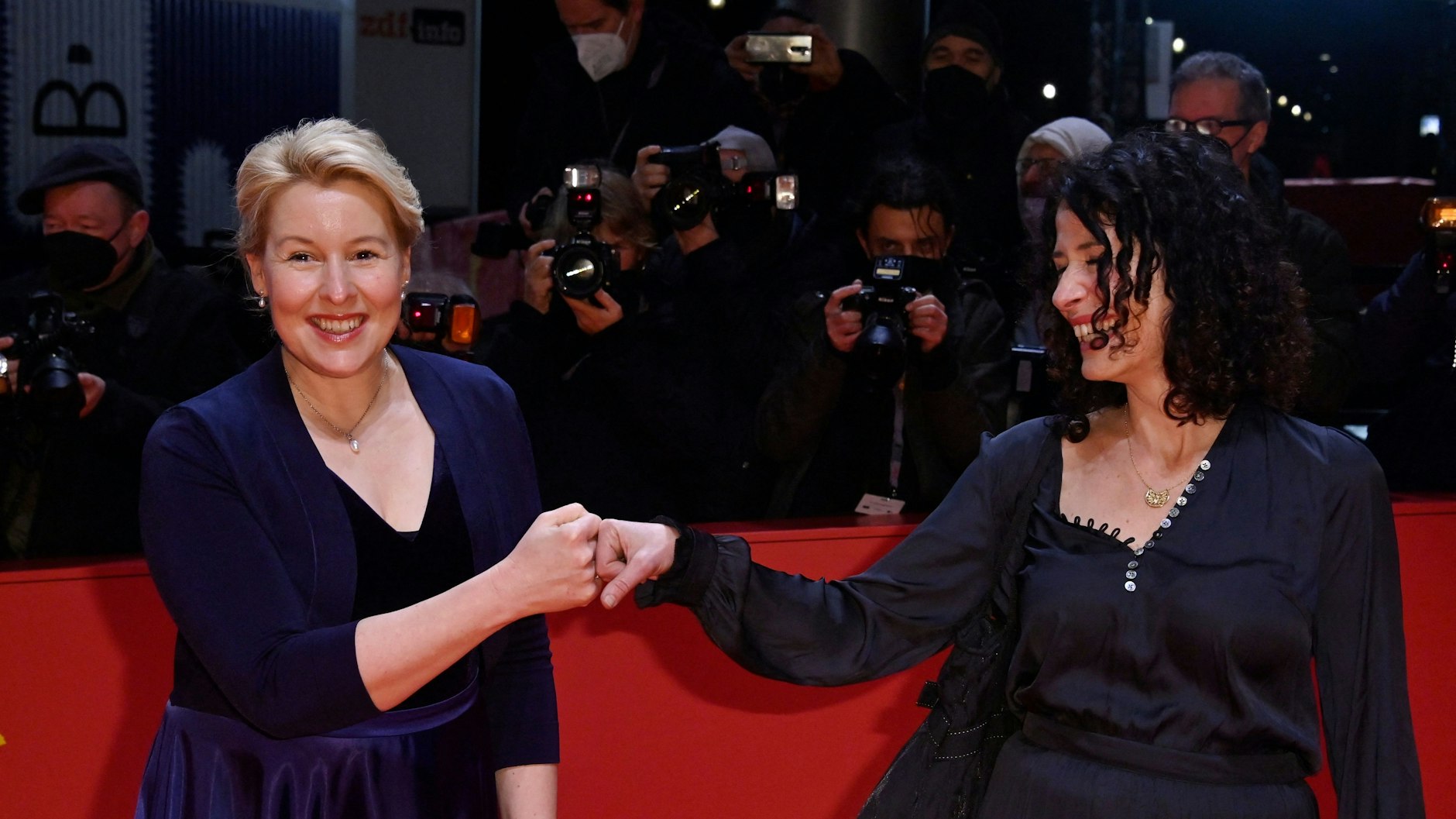 Berlins Regierende Bürgermeisterin Franziska Giffey (SPD) und&nbsp; Verkehrssenatorin Bettina Jarasch (Grüne, re.) begrüßen sich auf dem roten Berlinale-Teppich.