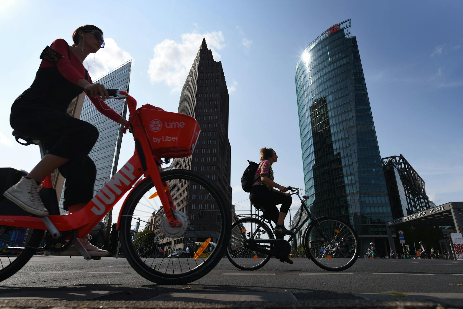 Mit dem Mietrad unterwegs in Berlin – hier vor der Kulisse der Hochhäuser am Potsdamer Platz