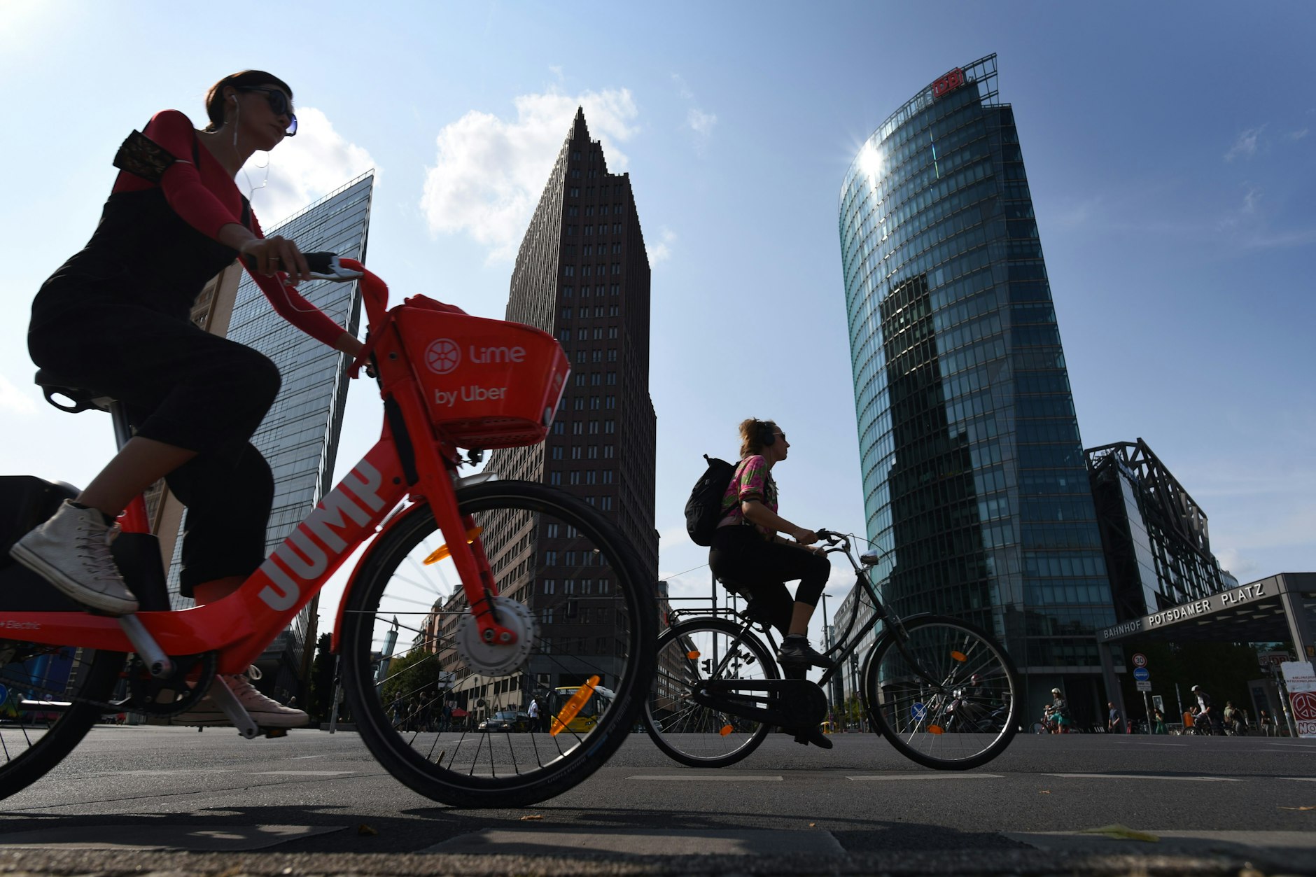 Mit dem Mietrad unterwegs in Berlin – hier vor der Kulisse der Hochhäuser am Potsdamer Platz