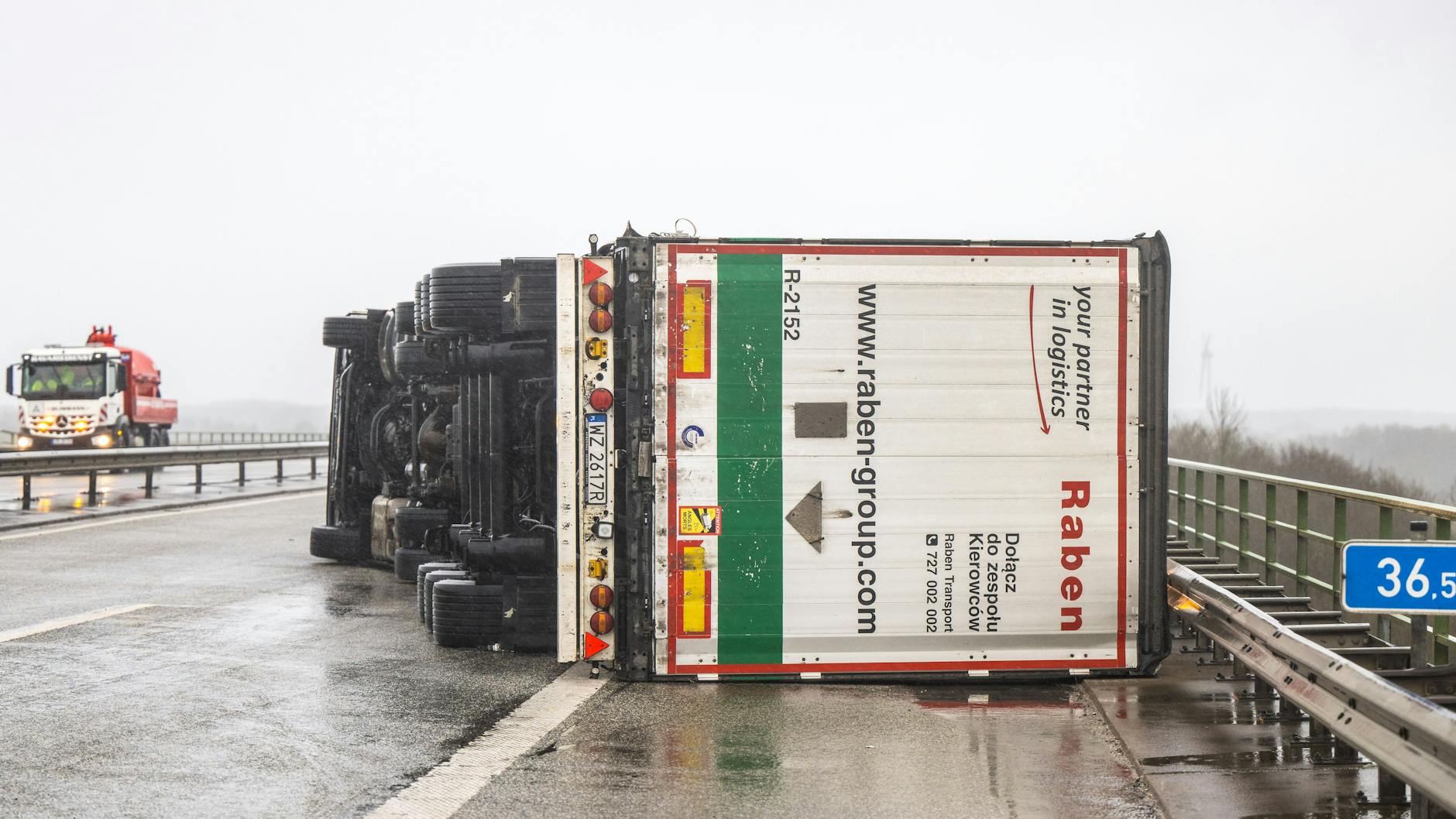 Oldenburg: Der umgekippte Lkw liegt mitten auf der Huntebrücke der Autobahn A29.