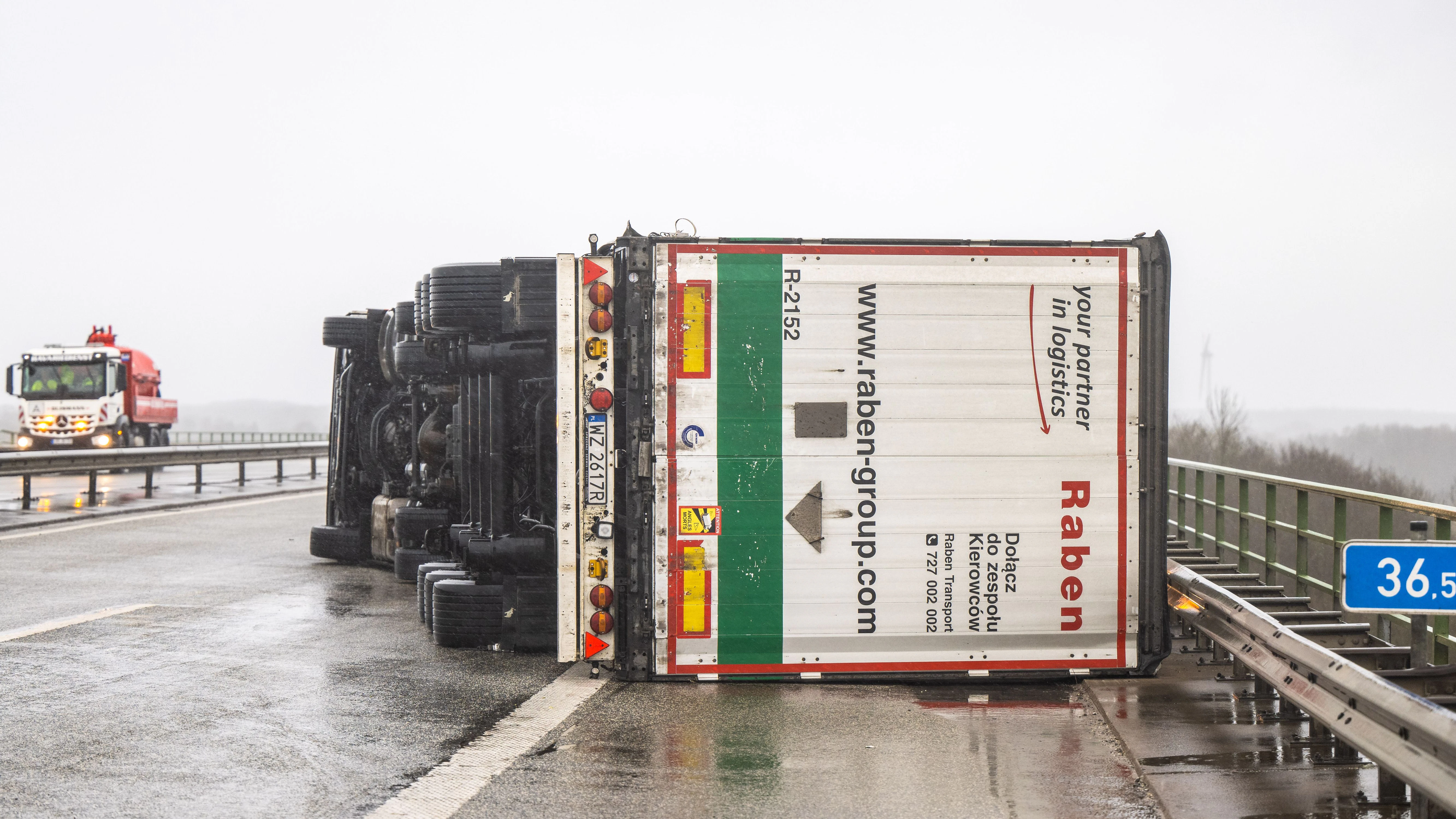 Oldenburg: Der umgekippte Lkw liegt mitten auf der Huntebrücke der Autobahn A29.