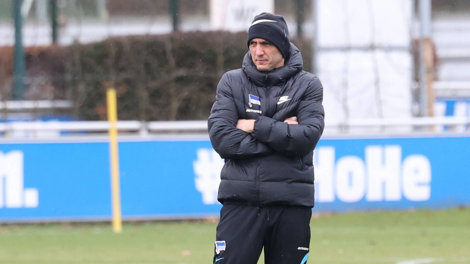 Hertha-Trainer Tayfun Korkut blies in den vergangenen Tagen nicht nur der unangenehme Wind heftig ins Gesicht.
