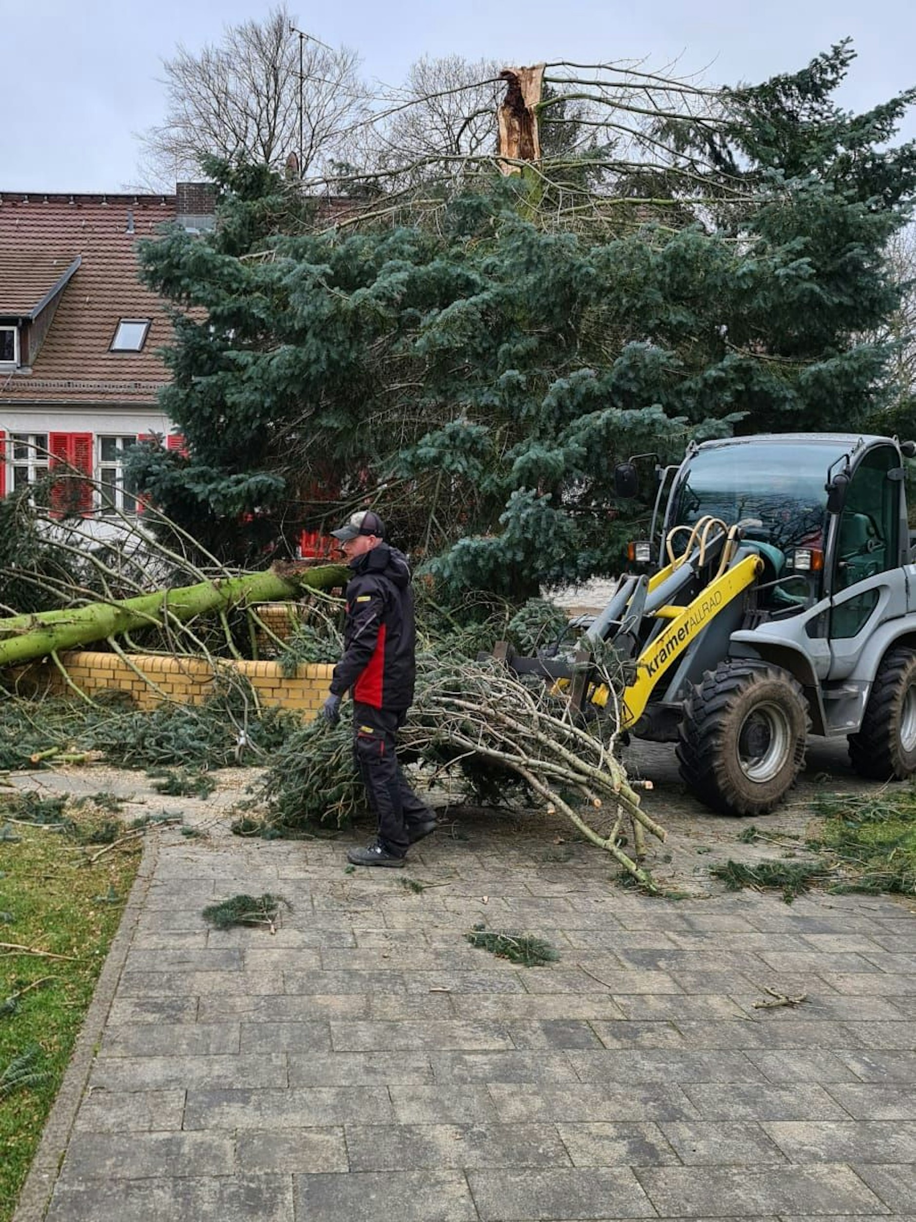 Beim 1. FC Union muss infolge von Orkan „Ylenia“ aufgeräumt werden.