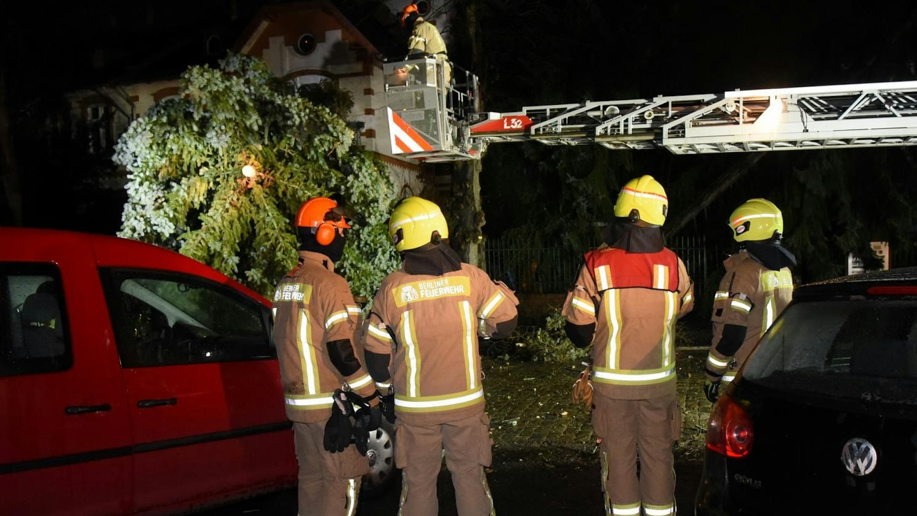 In Lichterfelde stürzte eine alte Tanne auf ein Auto.