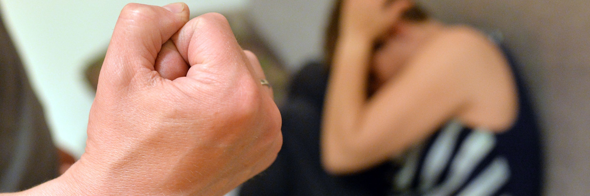 Es trifft auch viele Jüngere: Etwa jede vierte Frau auf der Welt hat mindestens einmal in ihrem Leben Gewalt in einer Partnerschaft erfahren.