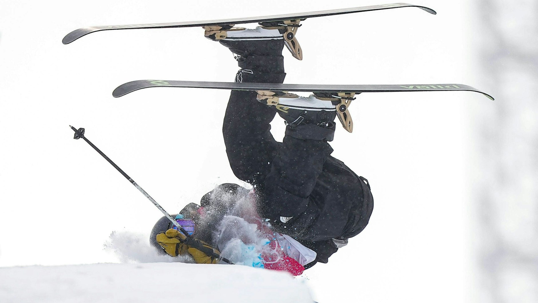 Ben Harrington sorgte für einen Olympia-Schreck. Der Neuseeländer knallte mit dem Rücken auf die Halfpipe-Kante, soll sich aber zum Glück nicht schwer verletzt haben.