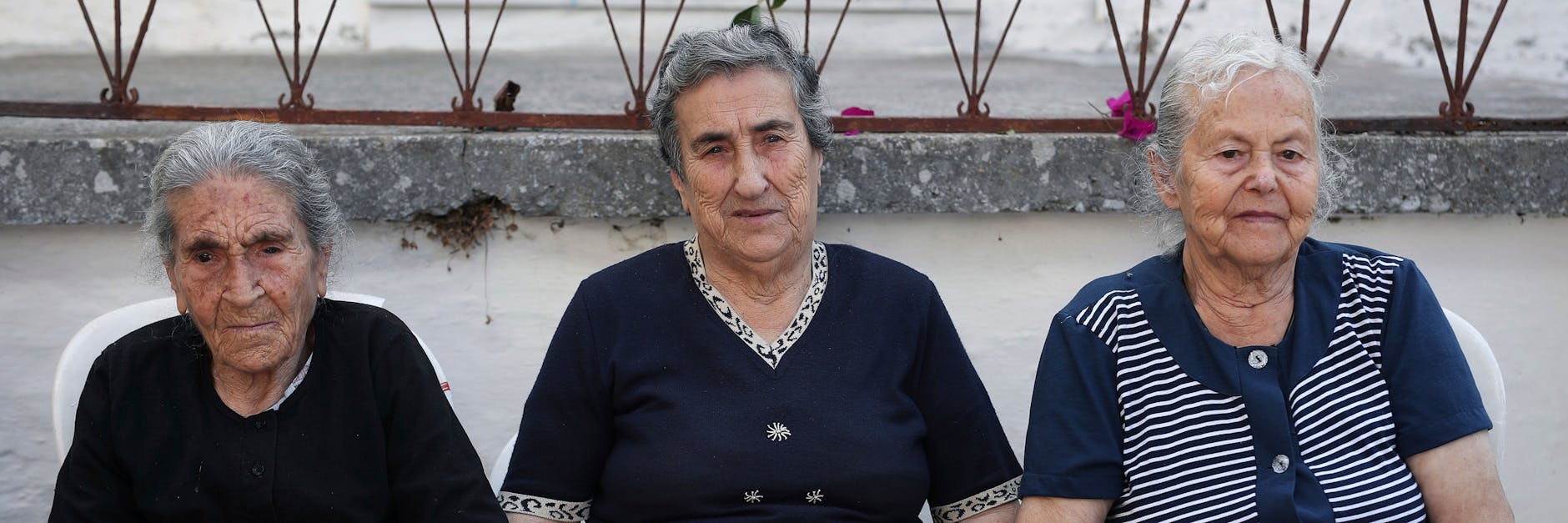 Efstratia Mavrapidou (links) ist im Alter von 96 Jahren gestorben. Zusammen mit Emilia Kamvisi (Mitte) und Maritsa Mavrapidi wurde sie 2015 berühmt.