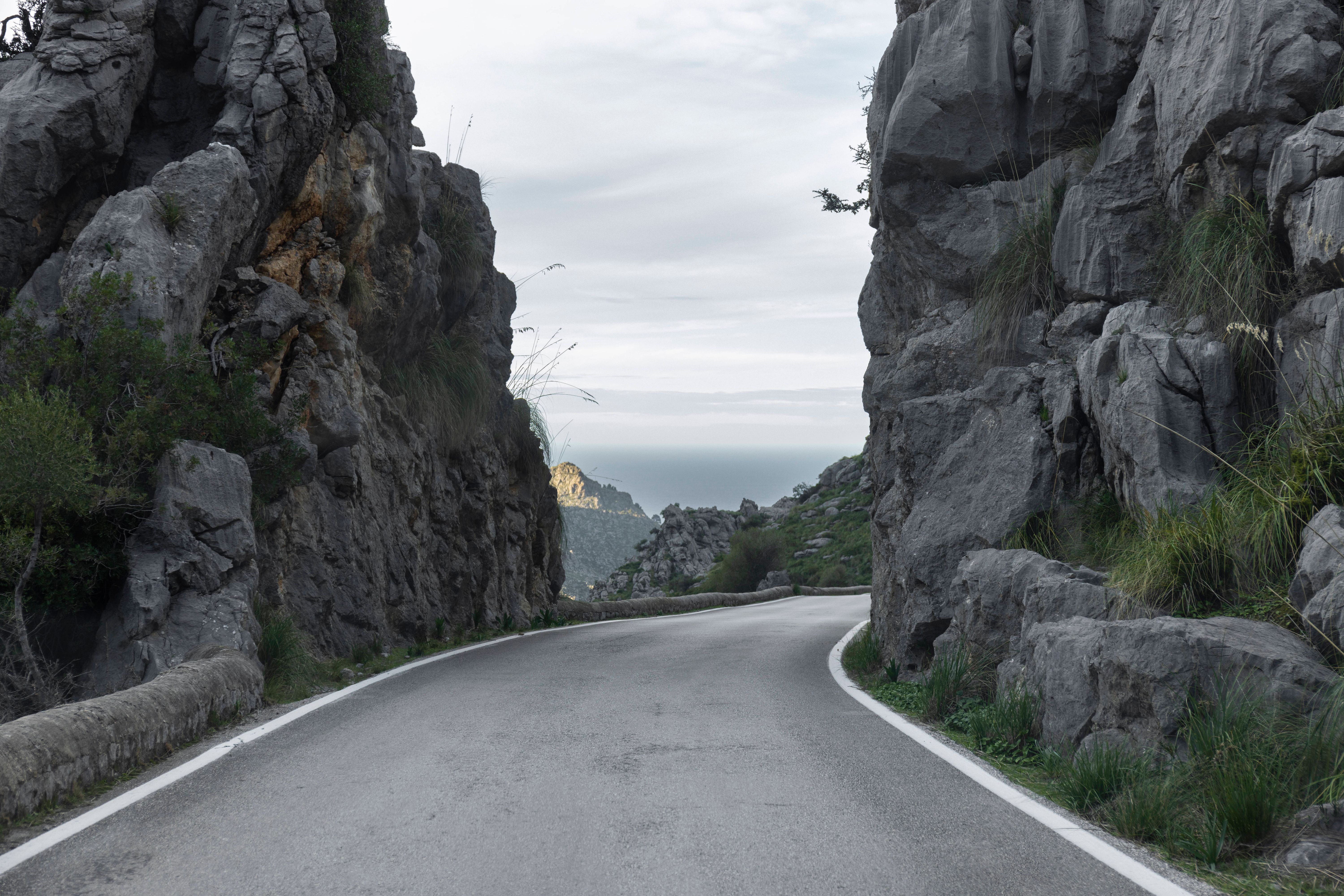 Image - Absichtlich in den Abgrund gesteuert – Paar überlebt 100-Meter-Sturz im Auto