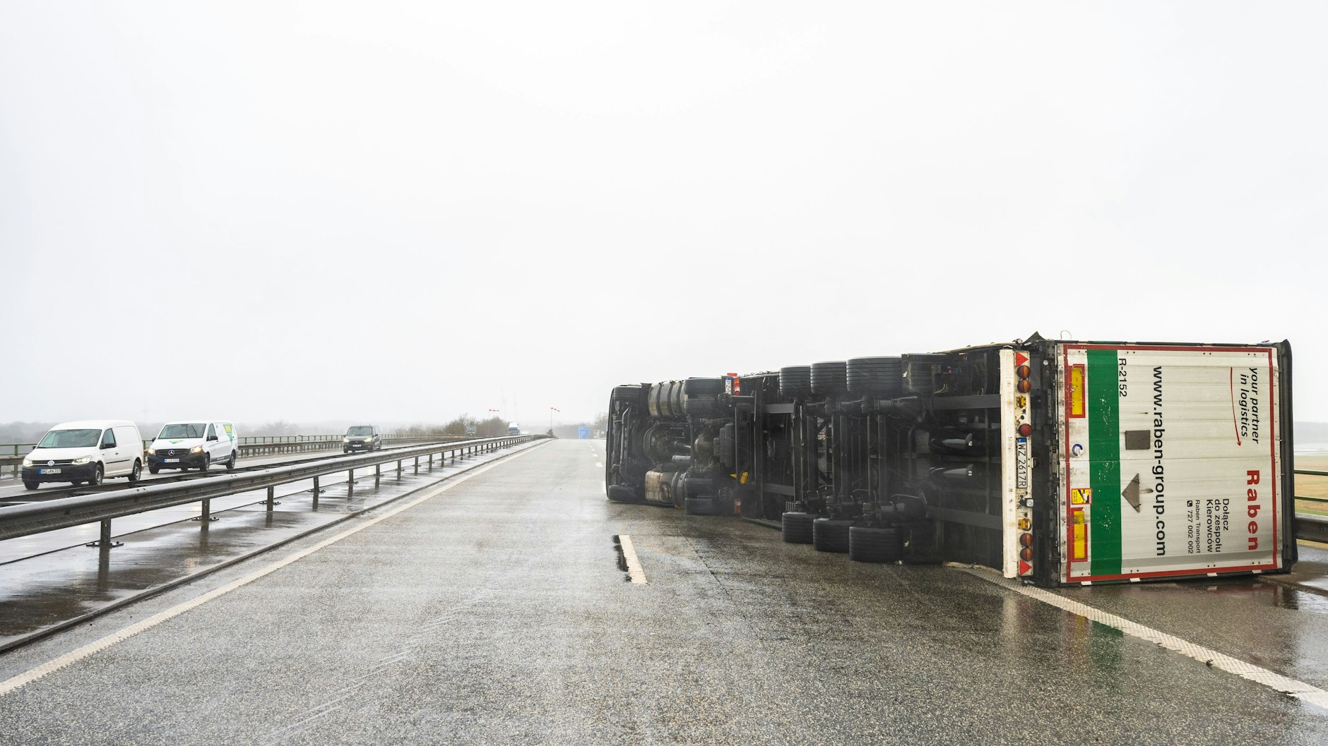 Umgekippter LKW liegt mitten auf der Huntebrücke der Autobahn A29. Der Fahrer blieb unverletzt.
