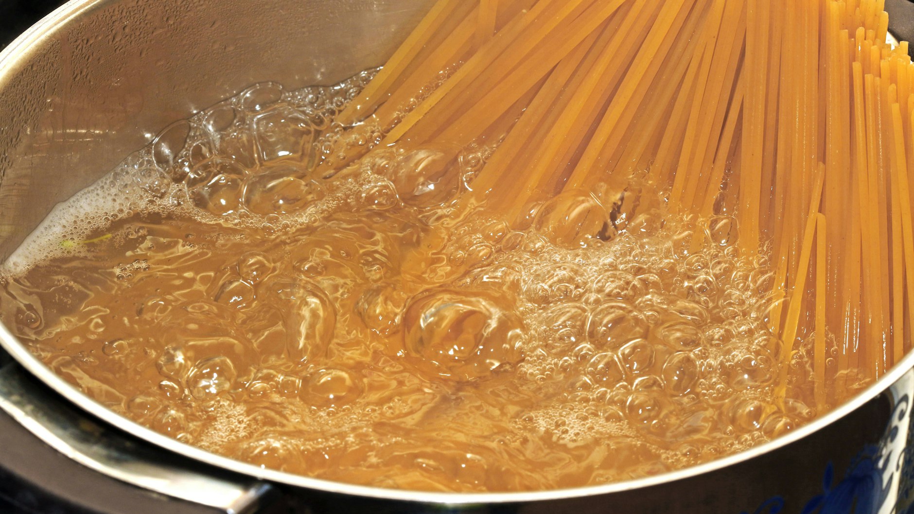 Das Nudelwasser macht das Spaghetti-Rezept unfassbar sämig.