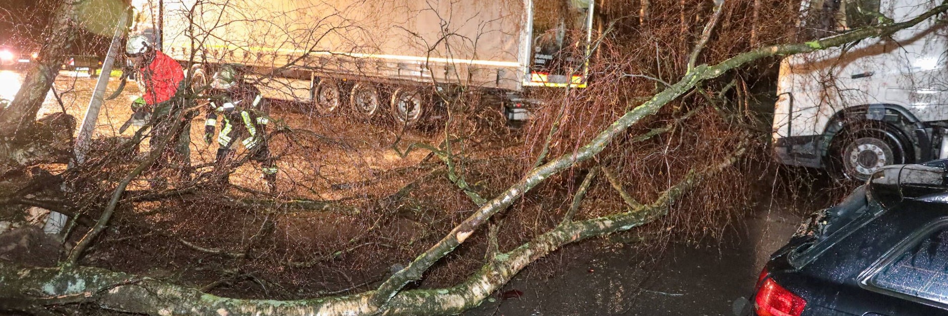 Feuerwehr im Ausnahmezustand: Wegen Sturmtief Ylenia sind zahlreiche Straßen in vielen Teilen Deutschlands blockiert.