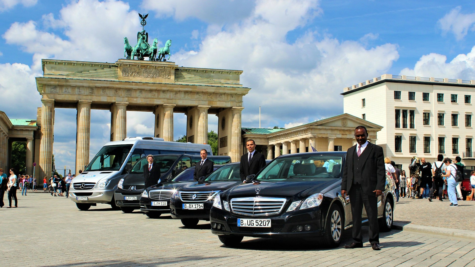 Von der Mercedes S- oder E-Klasse bis zum Mini-Van bieten wir Ihnen das passende Fahrzeug für jede Gelegenheit.