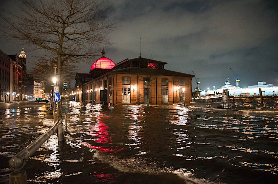 Der Hamburger Fischmarkt ist am frühen Donnerstagmorgen erneut überflutet worden.