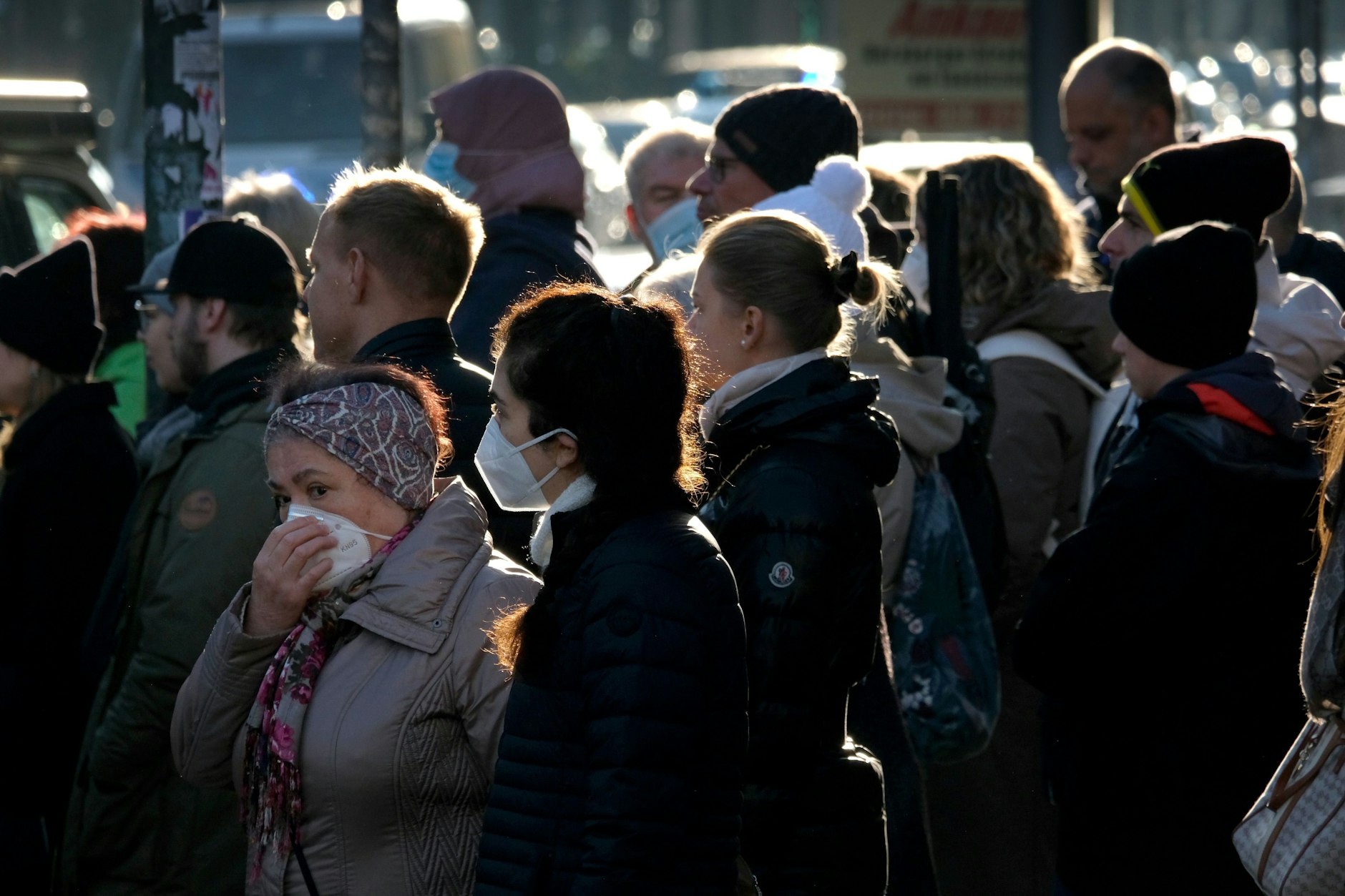 Menschen tragen Masken beim Shopping am Tauentzien im Jahr 2021