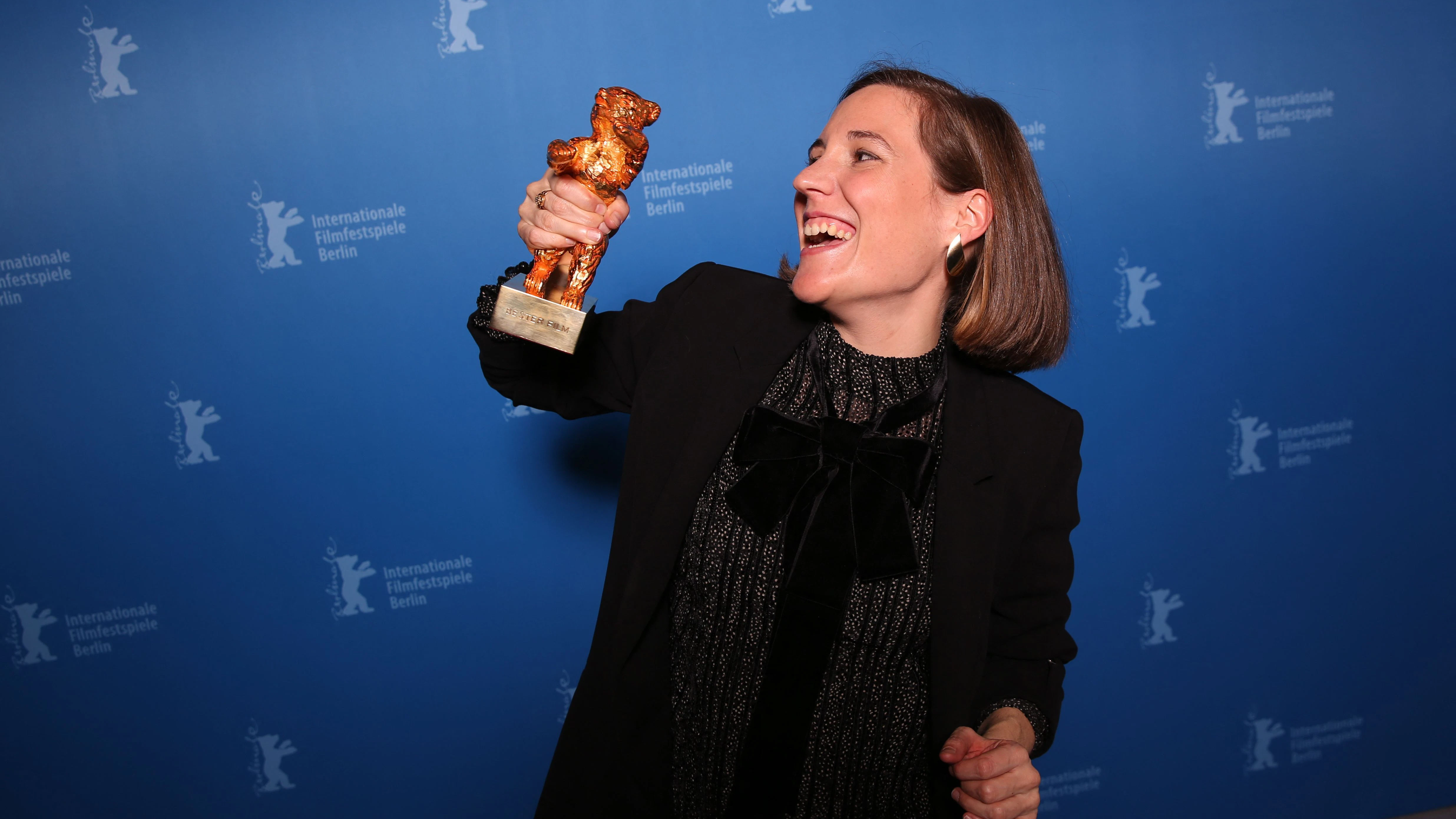 Die katalanische Regisseurin Carla Simón mit dem Goldenen Bären für den besten Film: „Alcarràs“