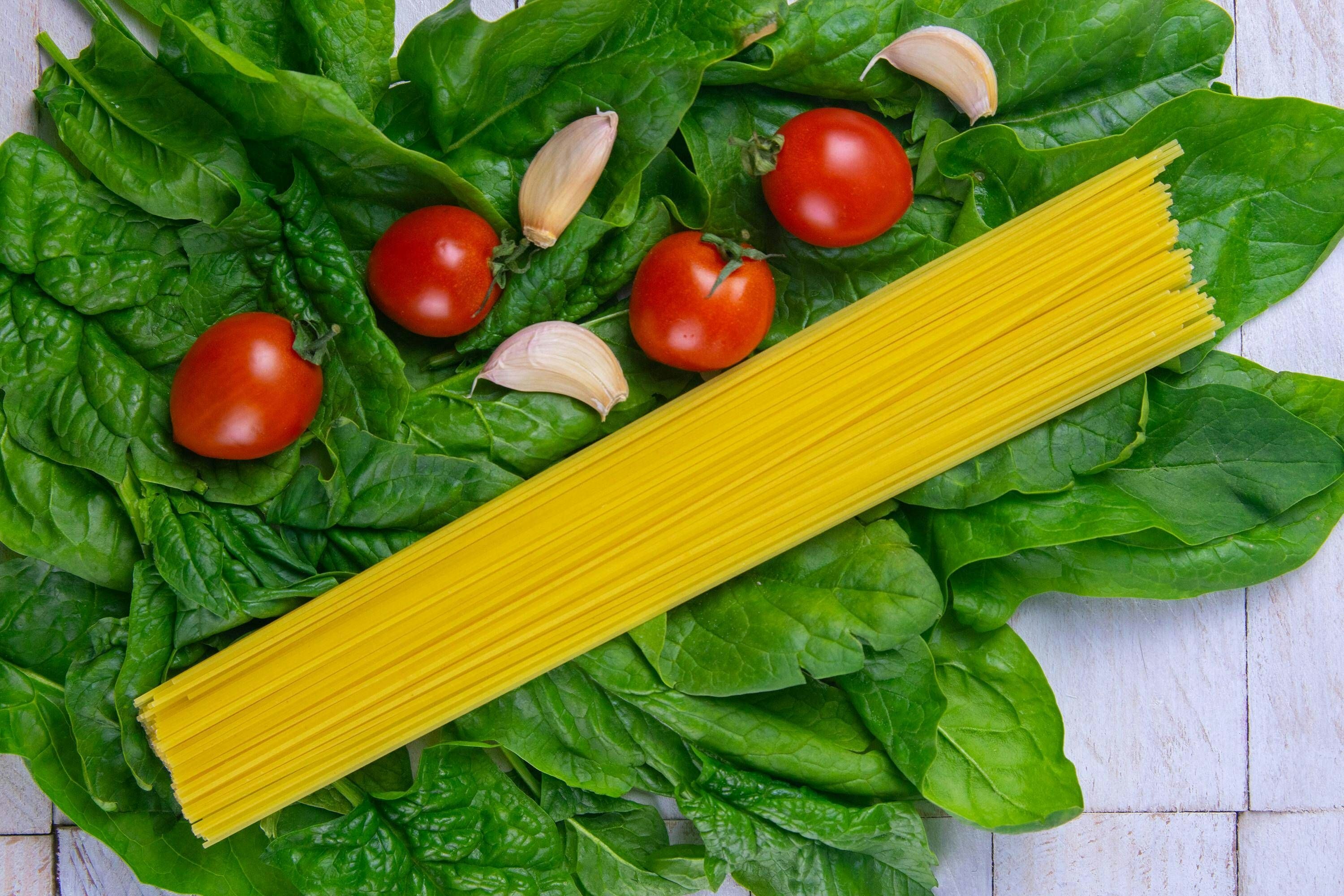 Spaghetti mit frischem Spinat und Tomaten: Dieses leckere 20-Minuten ...