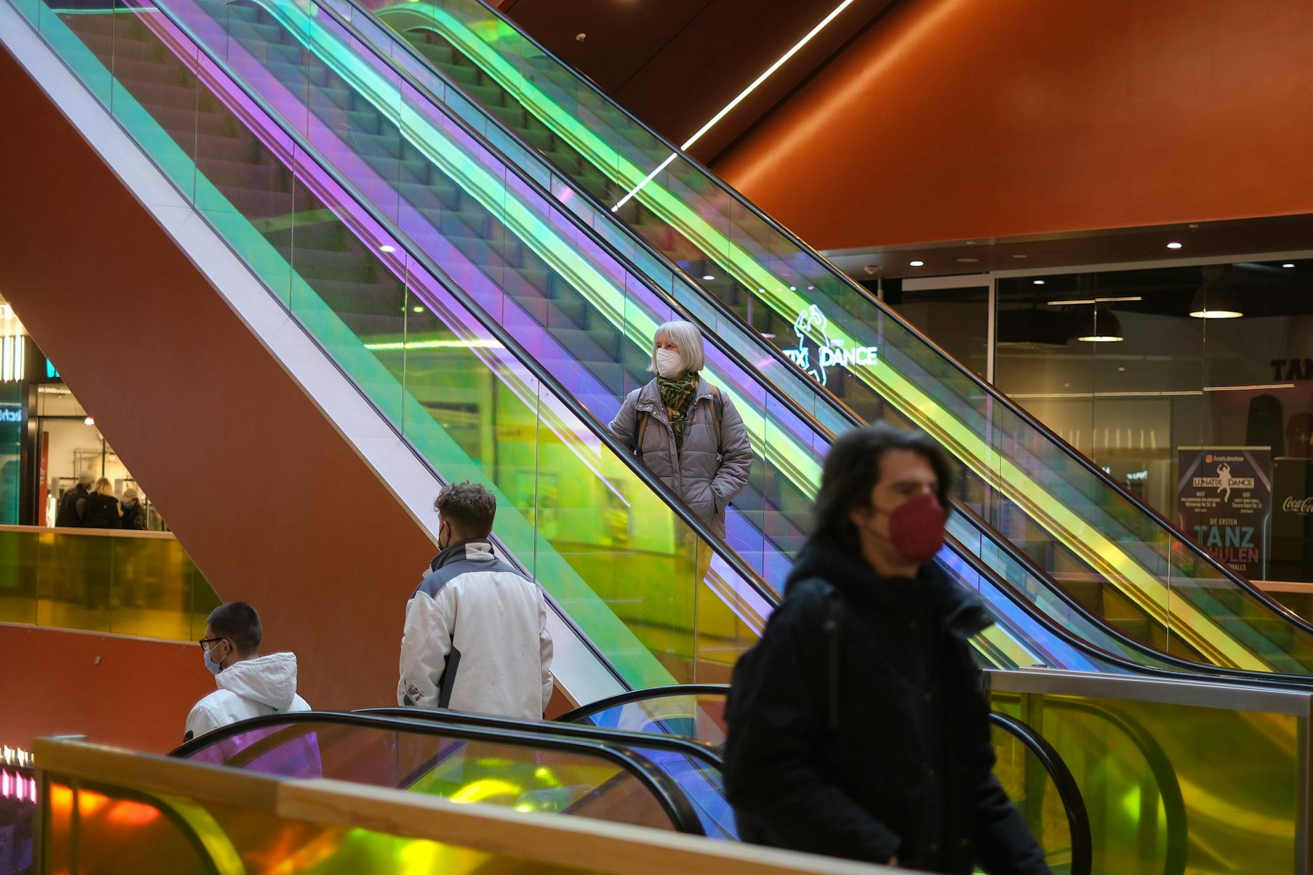 Passanten in einer Shoppingmall. Wie lange wird die Pandemie noch unseren Alltag beherrschen?