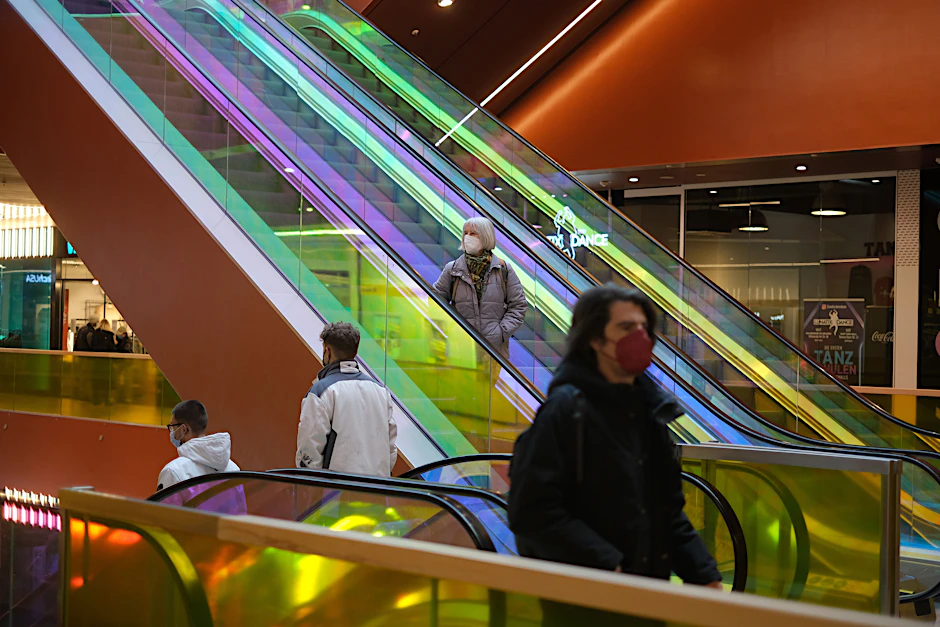 Passanten in einer Shoppingmall. Wie lange wird die Pandemie noch unseren Alltag beherrschen?