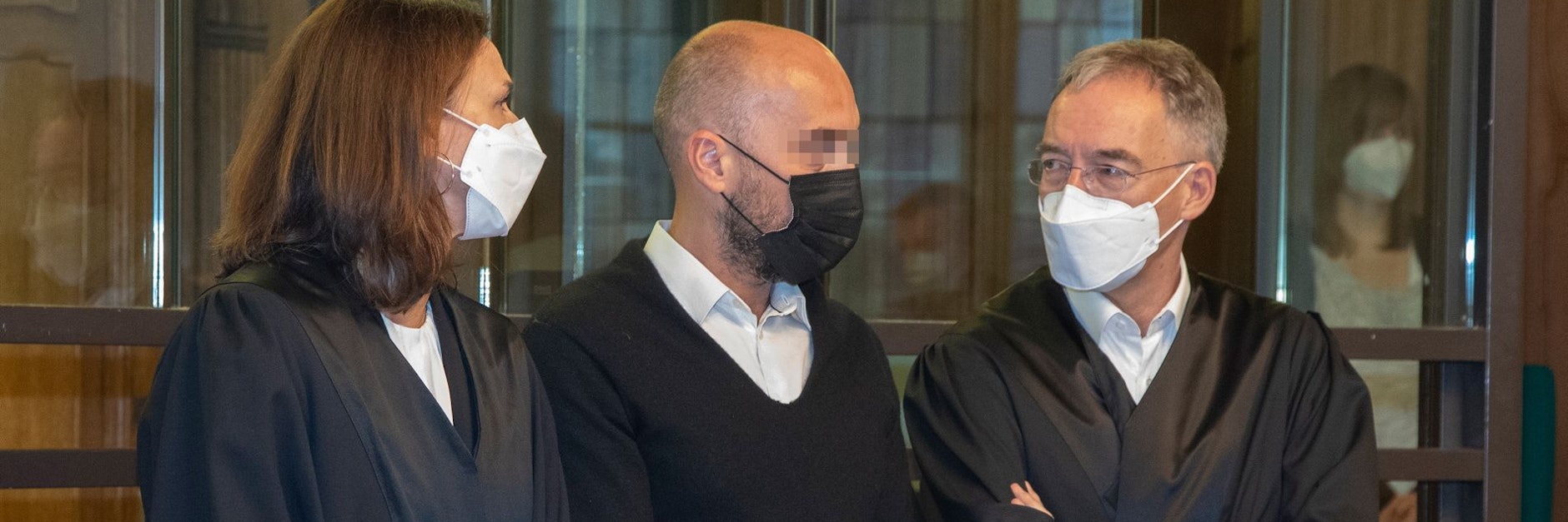 Der Angeklagte Michael M. mit seinen Anwälten vor Gericht. Der SUV-Fahrer bekam zwei Jahre Haft auf Bewährung.