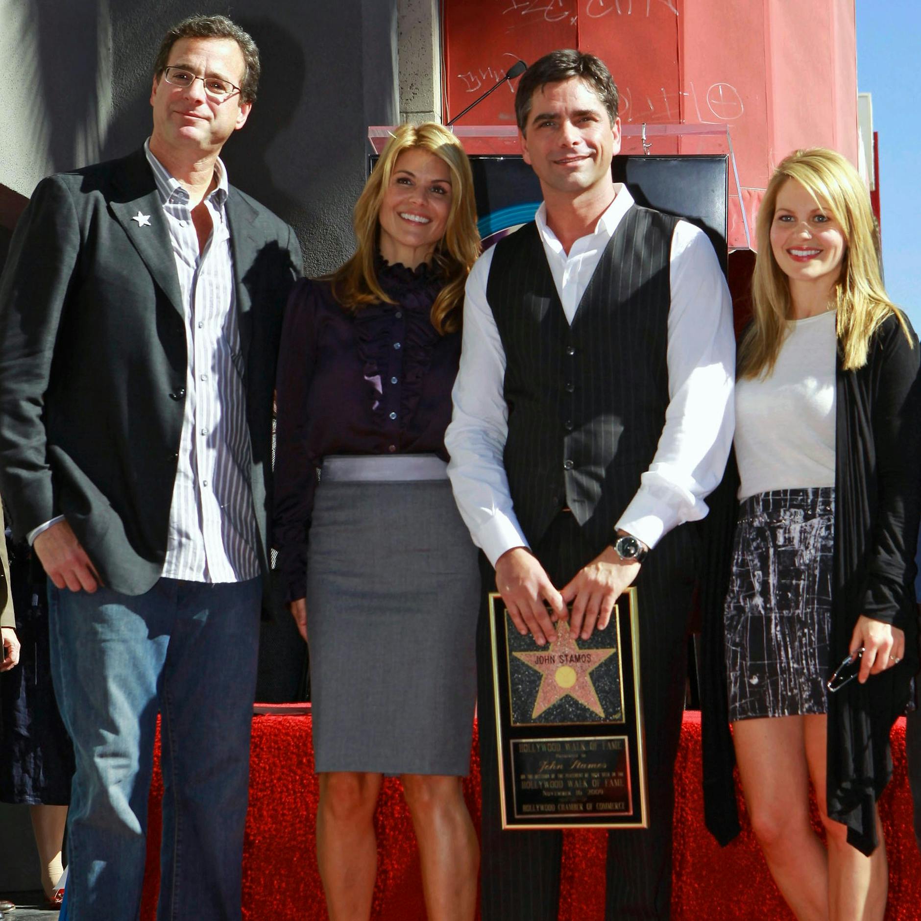 Der Schauspieler John Stamos (2. v. r.) wird von den ehemaligen Darstellern der Familienkomödie „Full House“, Bob Saget (l.), Lori Laughlin (2. v. l.) und Candace Cameron Bure, begleitet, als Stamos mit einem Stern auf dem Hollywood Walk of Fame geehrt wird.