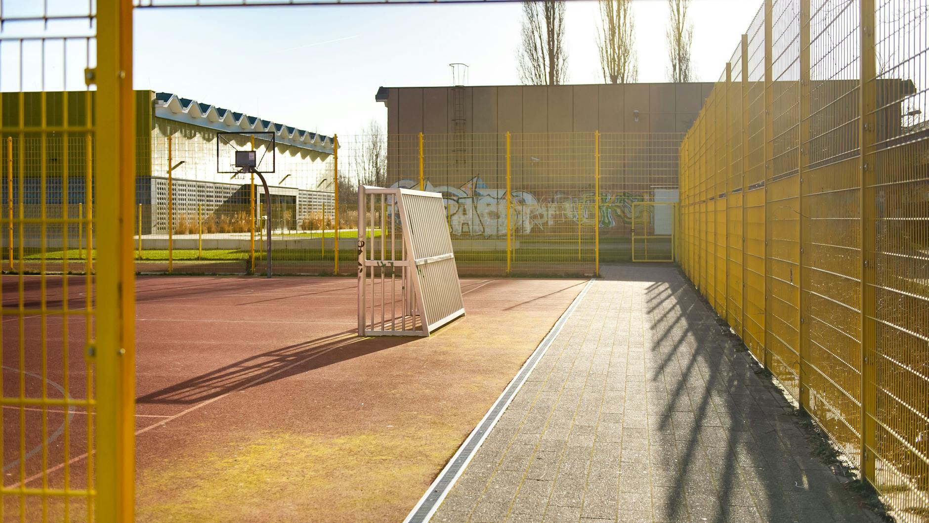 Der Fußballplatz der Sekundarschule in der Morgensonne.