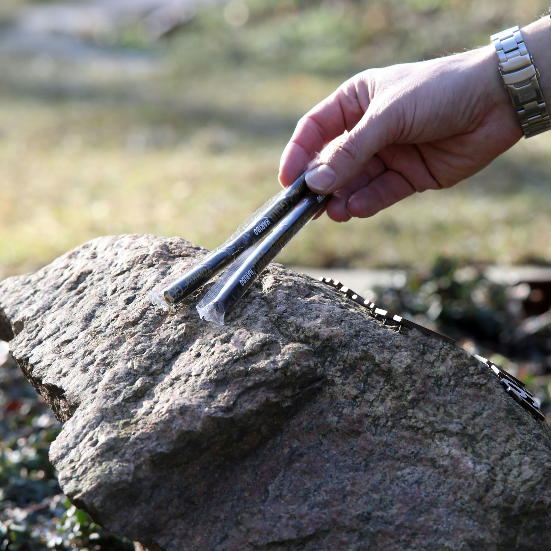 Geschenk für Maria Kunert: Ihr Sohn legt Lakritzstangen auf ihren Grabstein.