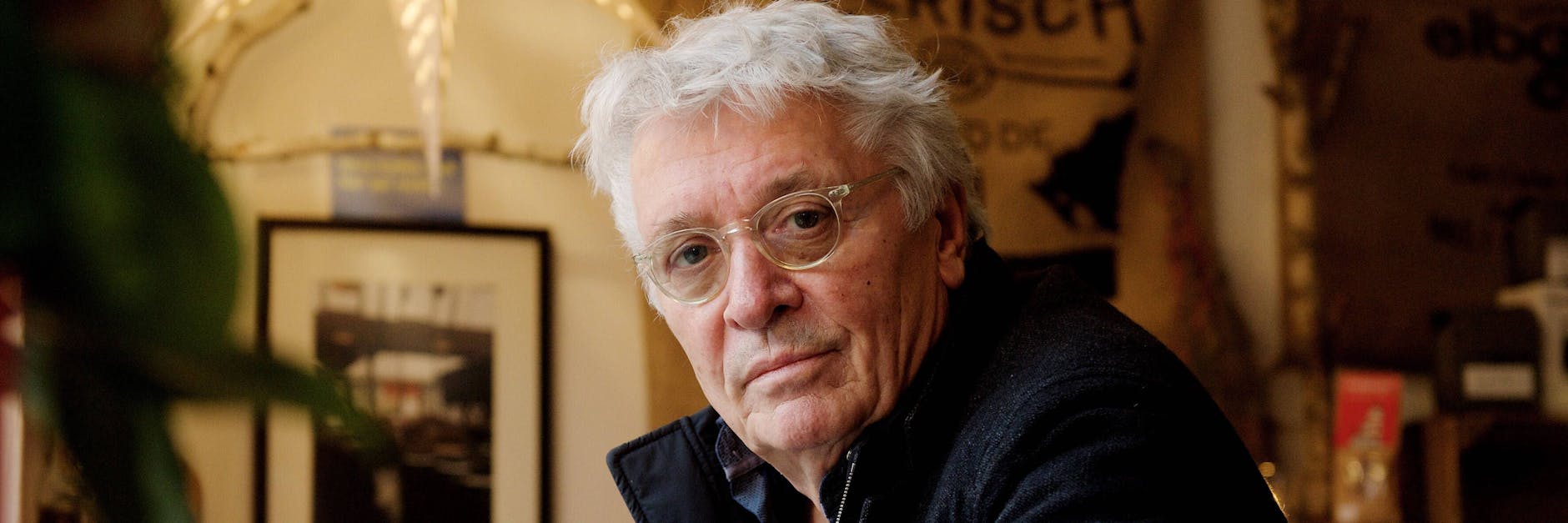 Schauspieler Henry Hübchen in einem Café in Berlin.