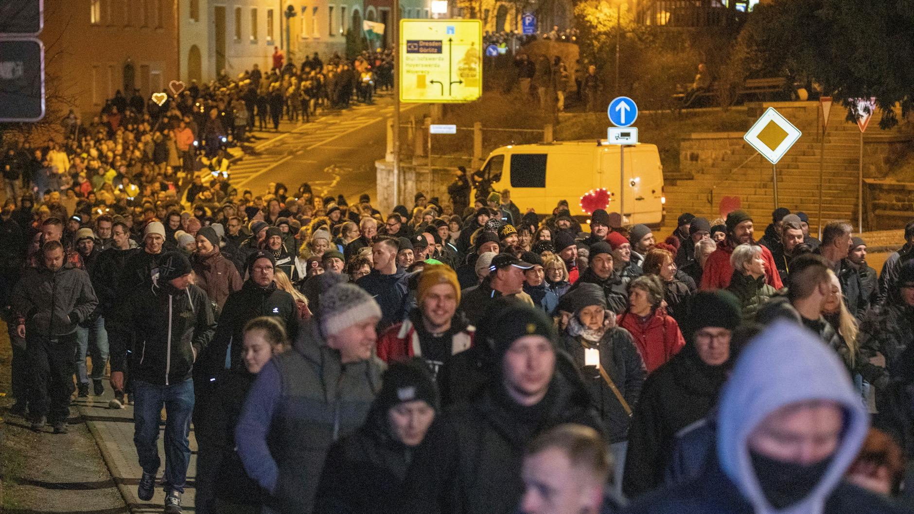 Es gibt auch etliche Impfgegner: Regelmäßig protestieren Tausende gegen die Corona-Regeln und eine mögliche Impfpflicht.
