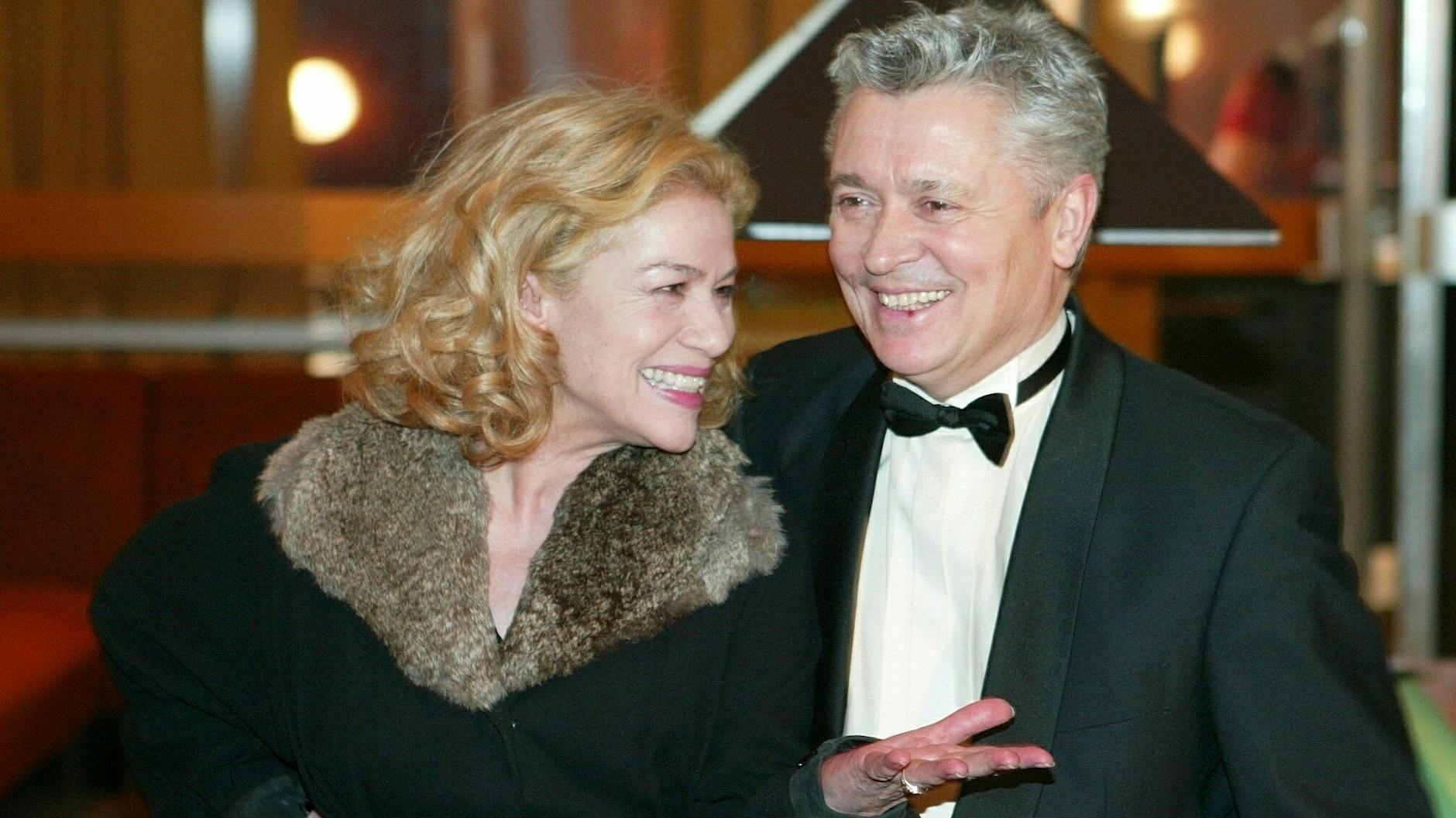 2004: Die Schauspieler Hannelore Elsner und Henry Hübchen sprechen während einer Drehpause im ehemaligen Café Moskau in Berlin miteinander.