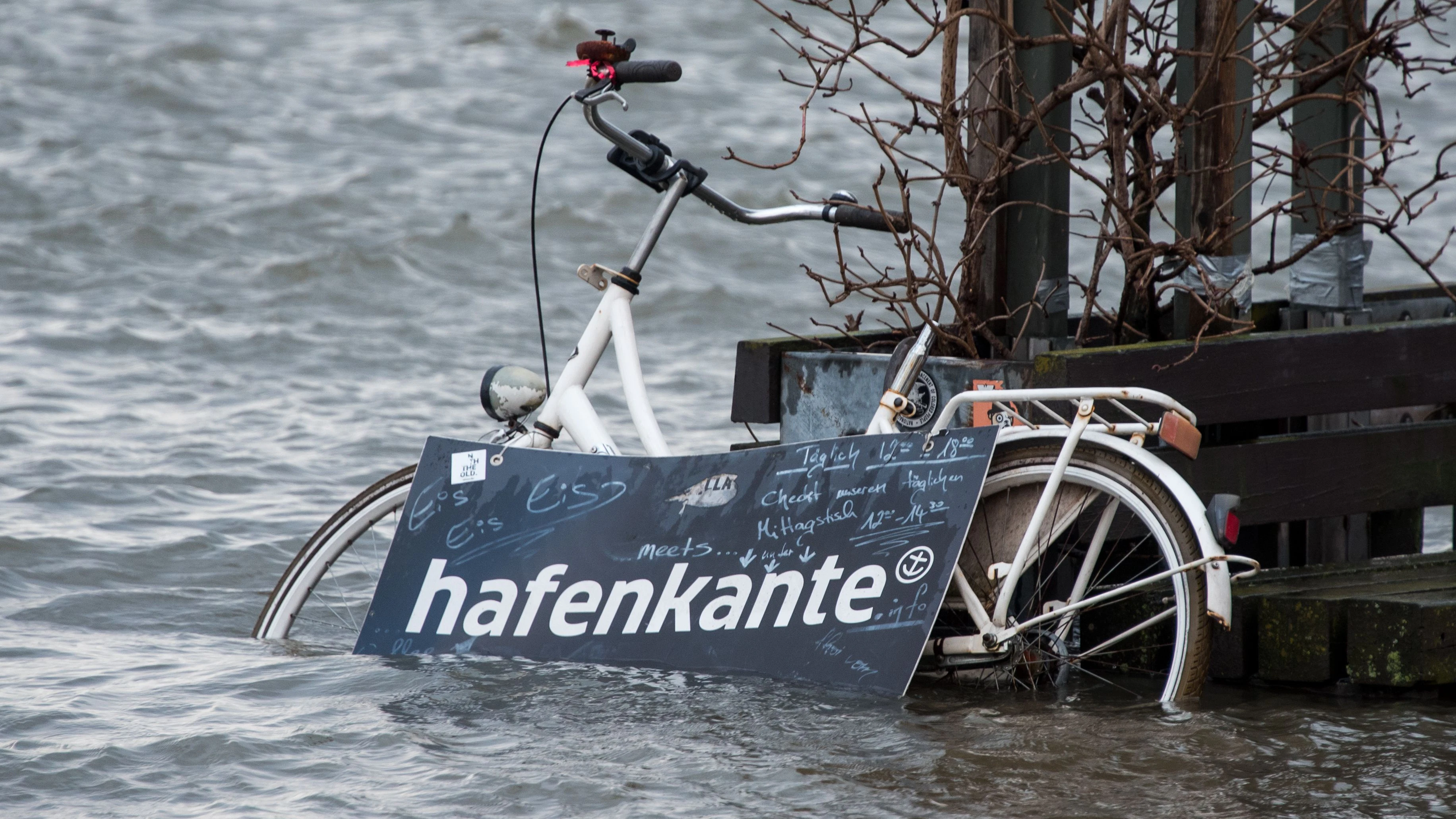Hamburg: Ein Fahrrad steht in den Fluten.