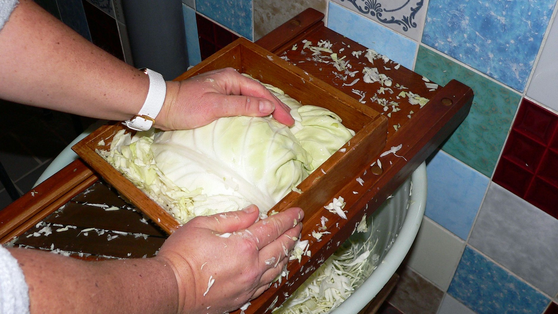 Schön fein schneiden oder hobeln: Für beide Sauerkraut-Gerichte müssen sie ein bisschen schwitzen.