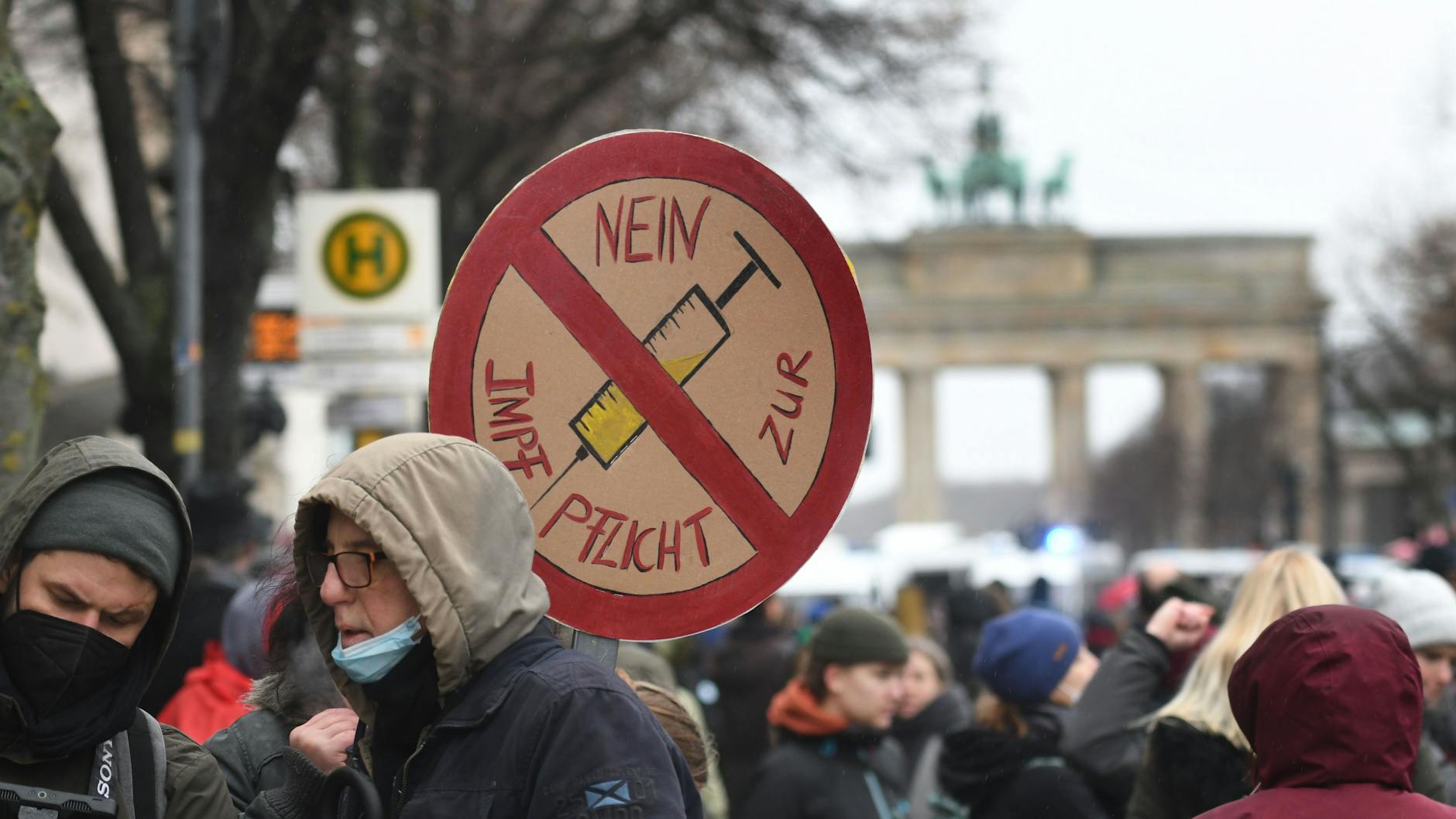 Gegen eine Impfpflichtdemonstrieren muss erlaubt sein, Angriffe gegen Medienvertreter sind es nicht.