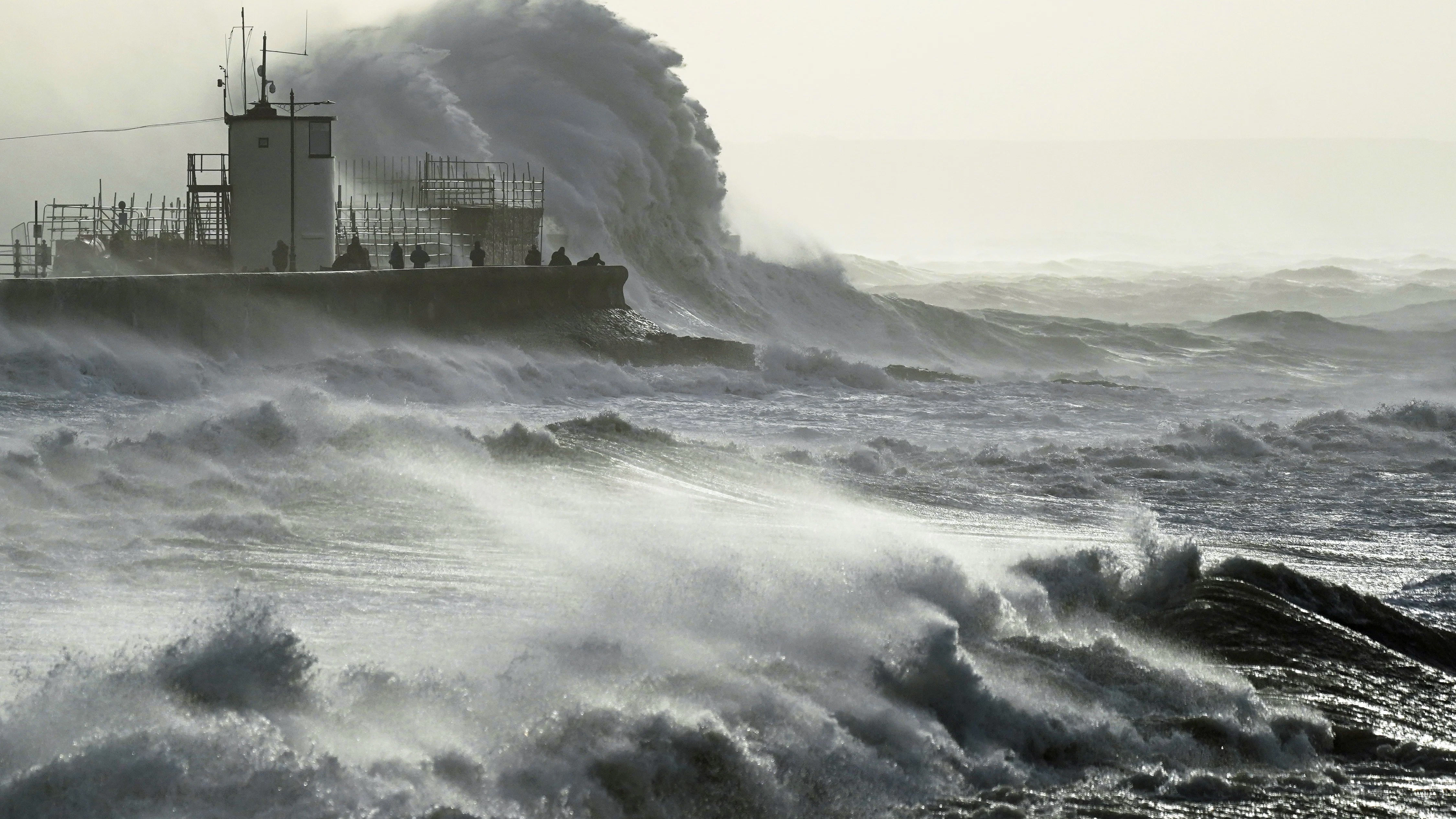 Der Sturm schlägt auch international zu: Wellen brechen am Deich von Porthcawl (Wales). Die deutsche Nordseeküste soll der Orkan gegen Mitternacht erreichen.