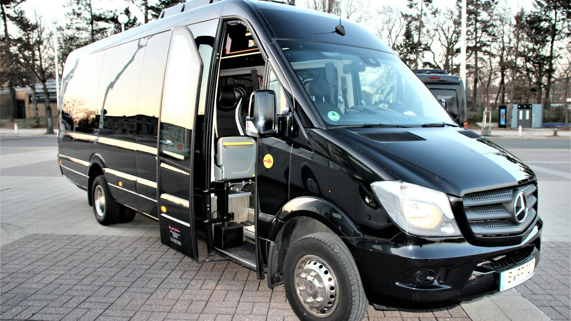 Dynamische Sprinter mit 13-16 Sitzplätzen ideal für kleine Gruppen und Shuttle-Transfer-Dienste geeignet!