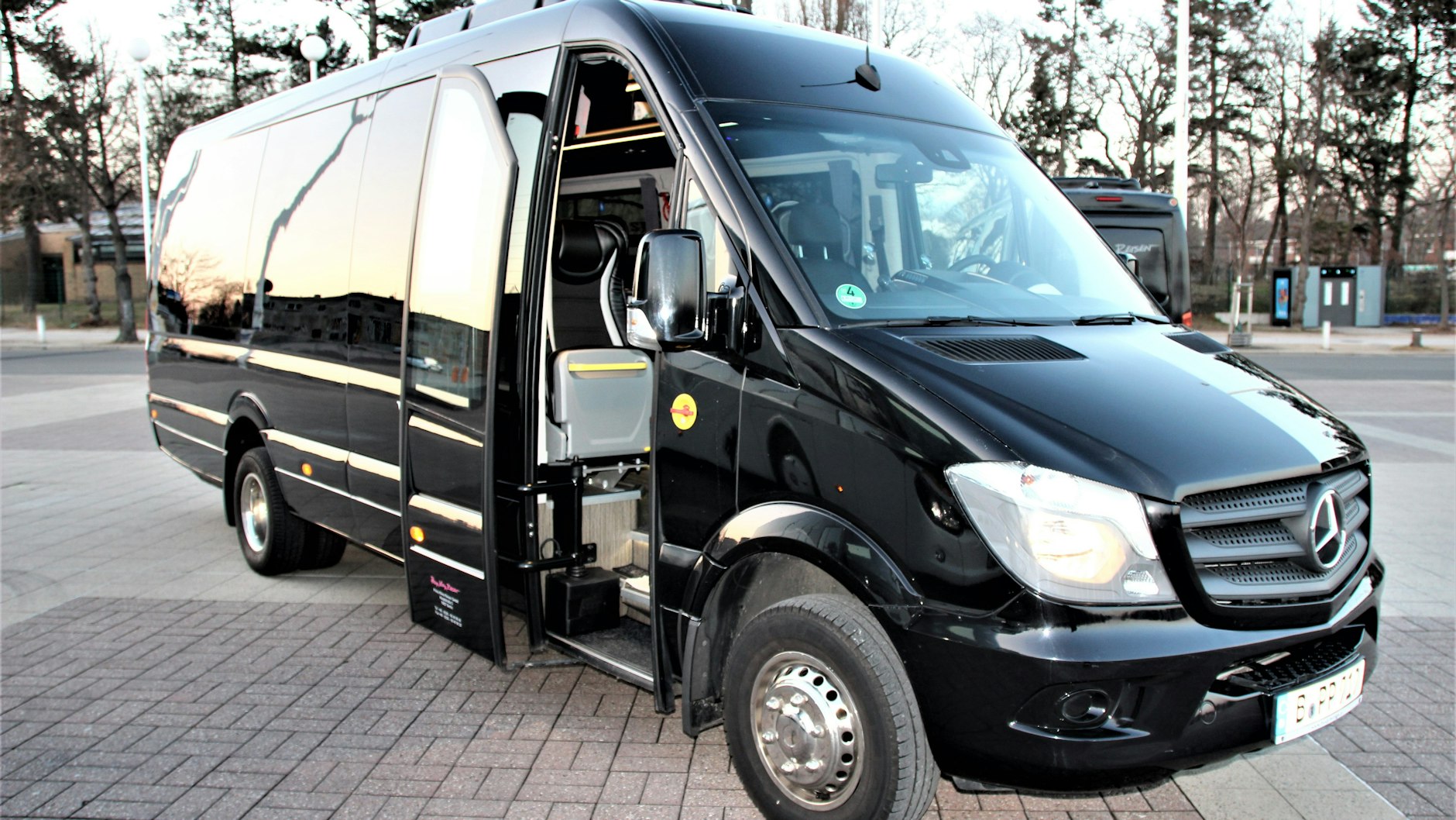 Dynamische Sprinter mit 13-16 Sitzplätzen ideal für kleine Gruppen und Shuttle-Transfer-Dienste geeignet!