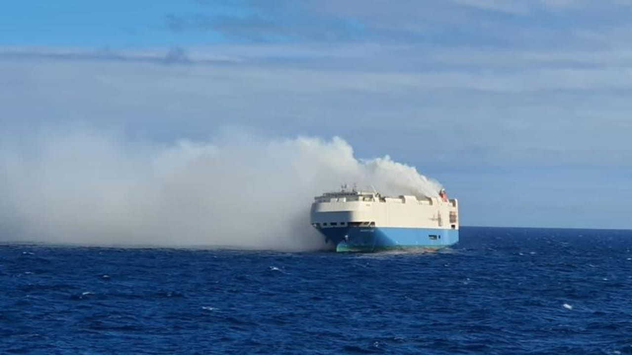 Image - Feuerdrama: Hier brennen 4000 Porsches, VWs und Bentleys – Mitten auf dem Meer