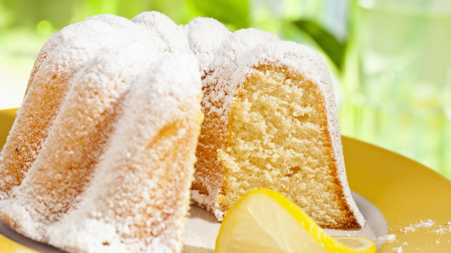 Der Zitronenkuchen schmeckt mit Zuckerguss - aber auch, wenn er nur mit Puderzucker bestäubt wird.