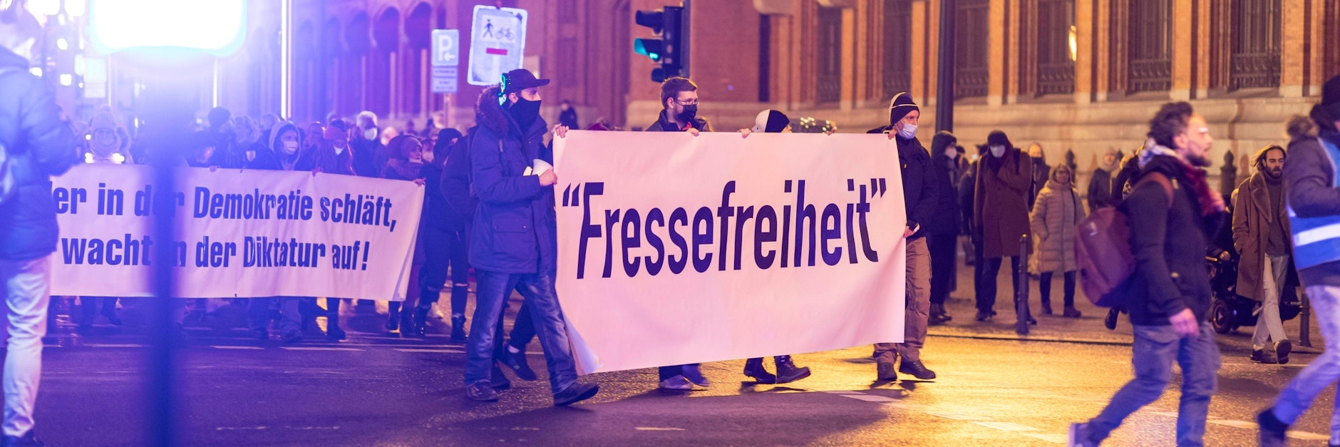 Impfgegner-Proteste in Berlin unter dem Motto Fressefreiheit. Im Januar sind&nbsp; in Berlin mehrere hundert Demonstranten vom Alexanderplatz zum ZDF-Hauptstadtstudio gelaufen und haben dort eine Kundgebung abgehalten.